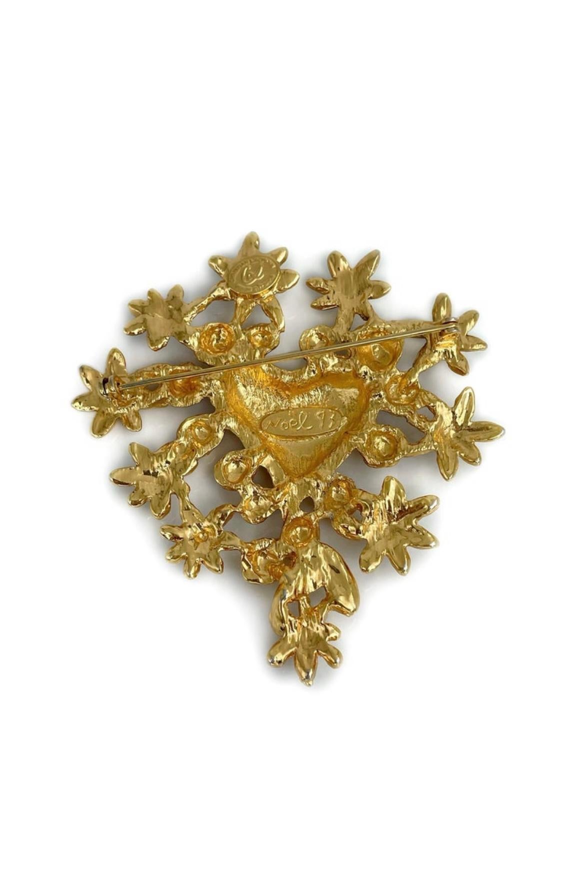 Sublime brooch in a heart shape and flowers with the CL logo in gold plated metal. 

This brooch was created by Christian Lacroix in 1993, it is a limited edition produced especially for the Christmas season.

Made in France / End of the 20th
