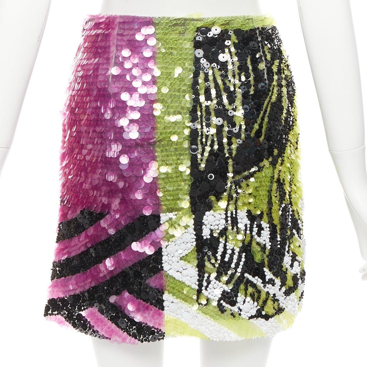 rare CHRISTIN DIOR D-Jungle Lion sequins pailette bead embellished skirt FR34
Reference: AAWC/A00604
Brand: Dior
Designer: Maria Grazia Chiuri
Collection: D-Jungle - Runway
Material: Polyamide
Color: Green, Purple
Pattern: Graphic
Closure: