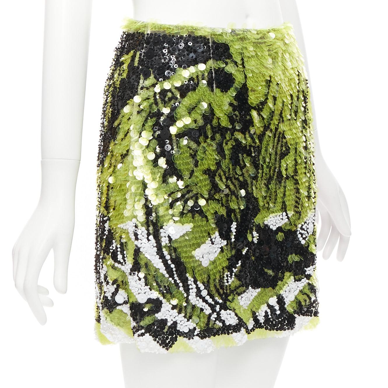 rare CHRISTIN DIOR D-Jungle Lion sequins pailette bead embellished skirt FR34
Reference: AAWC/A00604
Brand: Christian Dior
Designer: Maria Grazia Chiuri
Collection: D-Jungle - Runway
Material: Polyamide
Color: Green, Purple
Pattern: Graphic
Closure: