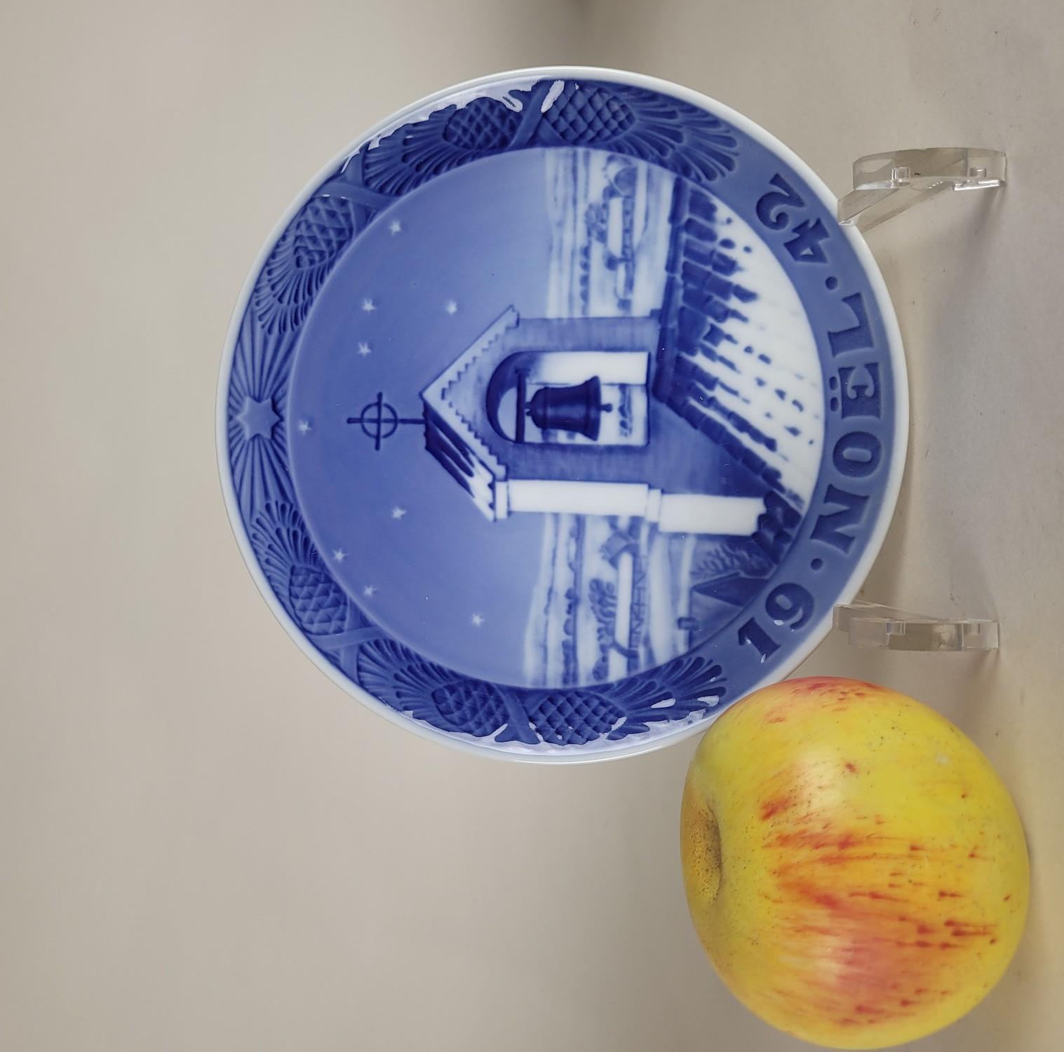 Country Rare Christmas Plate 1942, Royal Copenhagen, 20th Century For Sale