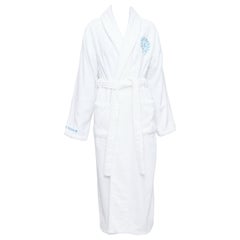 raro accappatoio CHROME HEARTS in cotone turco bianco con ricamo blu e logo M.