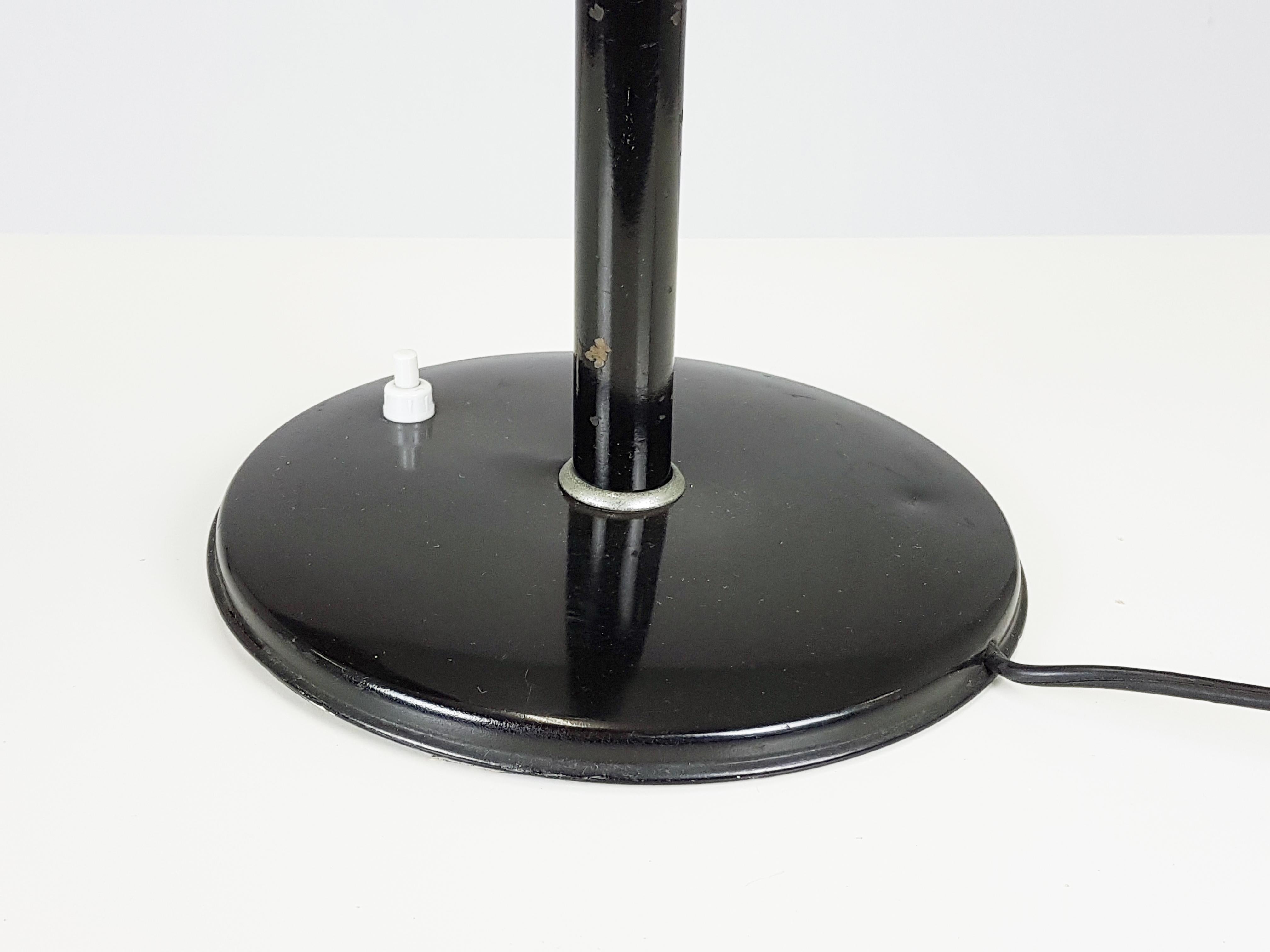 Seltene verchromte und schwarz lackierte Rationalistische Tischlampe aus Metall von I. Gardella im Angebot 5