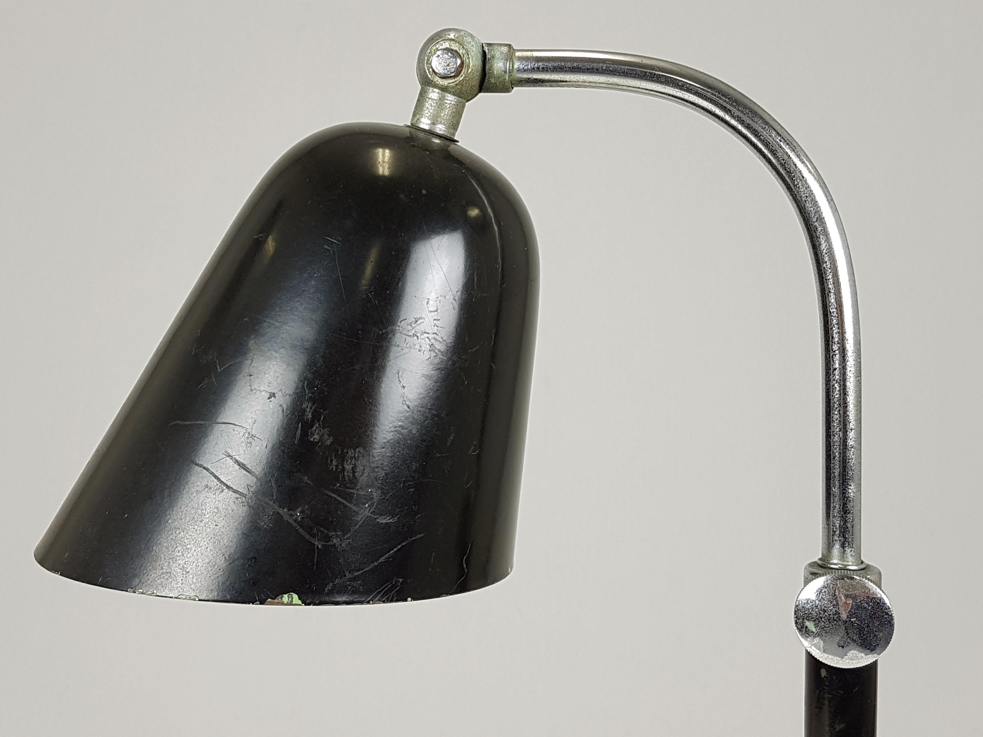 Rare lampe de bureau rationaliste en métal chromé et peint en noir par I. Gardella en vente 4