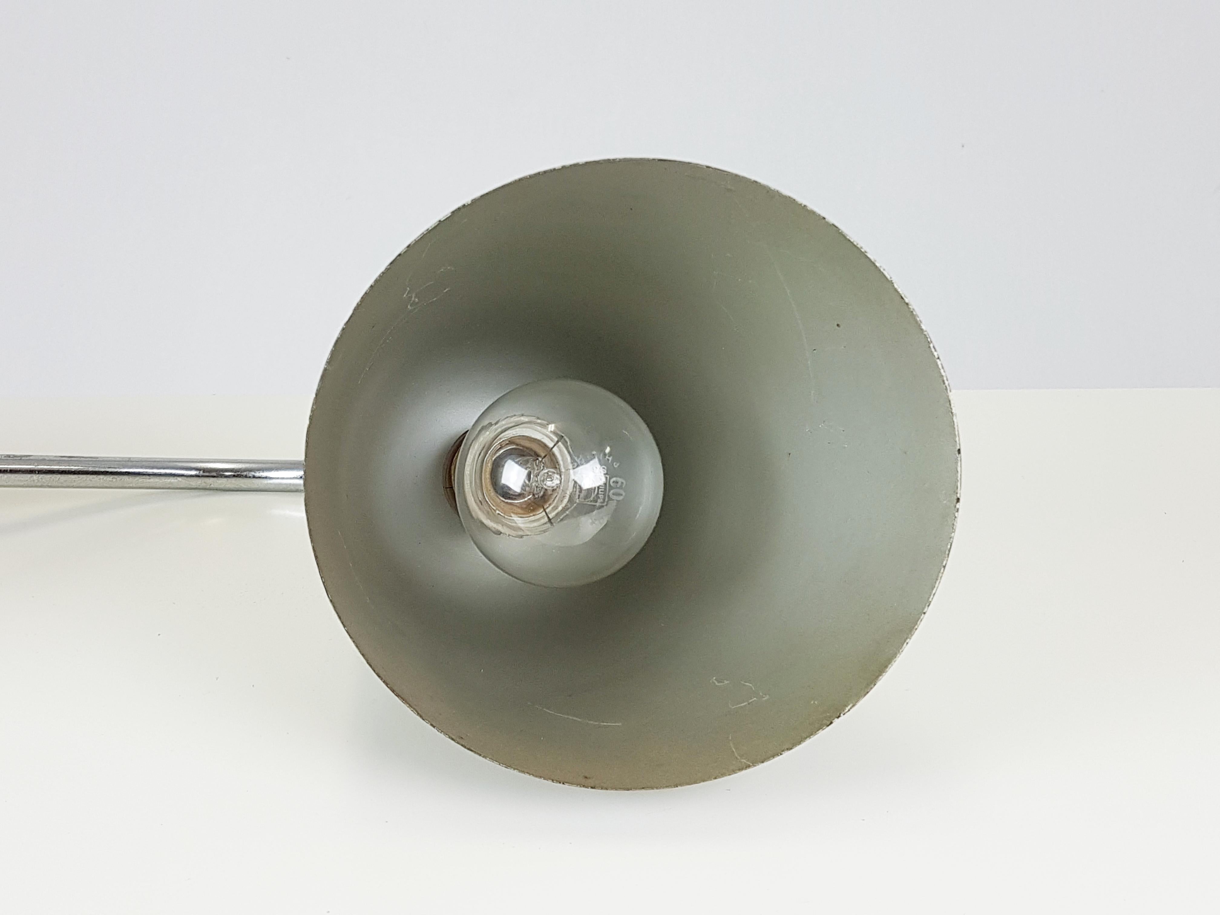 Rare lampe de bureau rationaliste en métal chromé et peint en noir par I. Gardella en vente 7