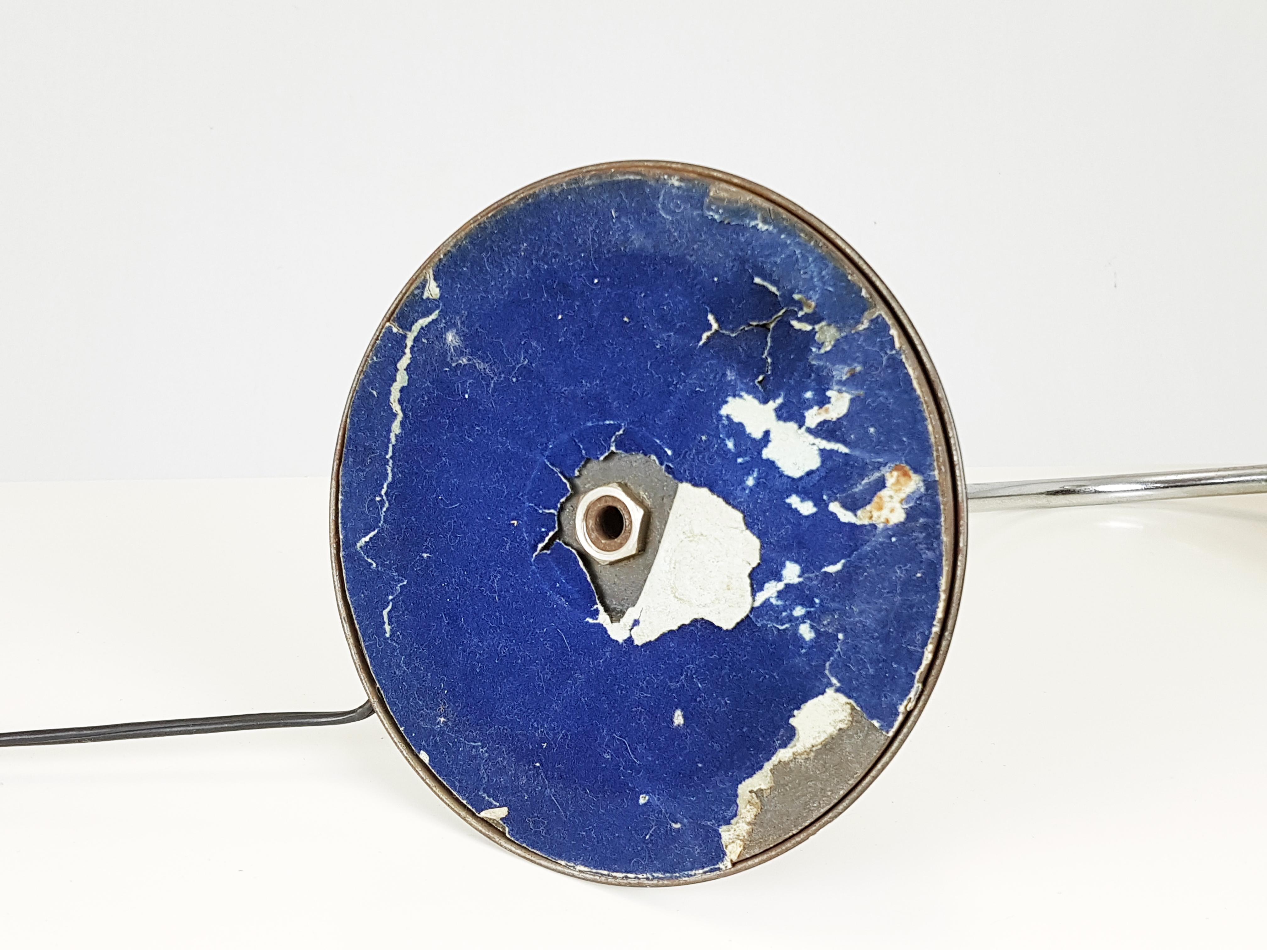 Rare lampe de bureau rationaliste en métal chromé et peint en noir par I. Gardella en vente 7