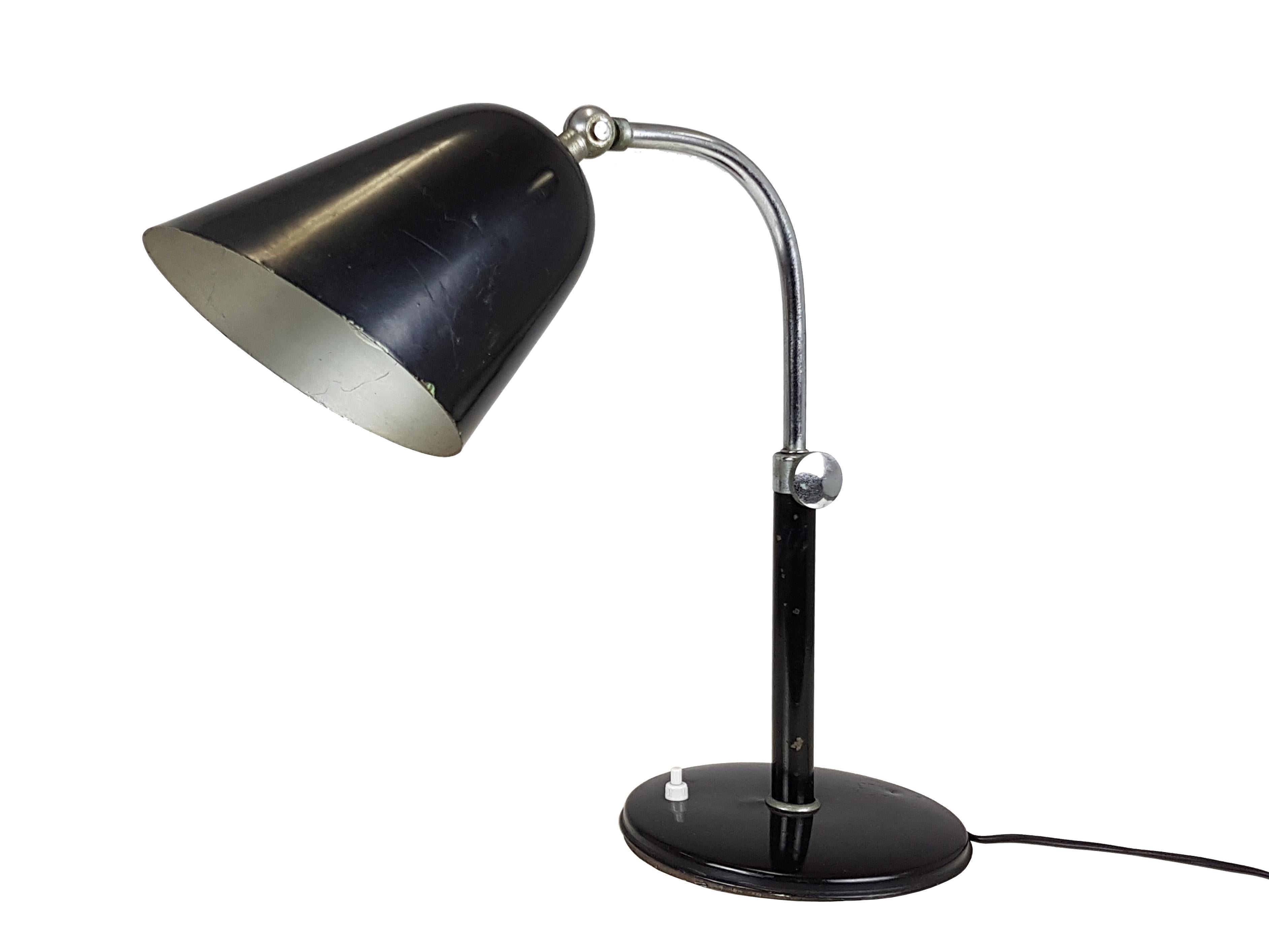 Rare rationalist table lamp by italian designer Ignazio Gardella, produced in Italy around 1940; this product belongs to the period preceding the Famous Azucena furniture company.
Adjustable height. (cm 40 - 47 ).
The lamp remains in a pretty good