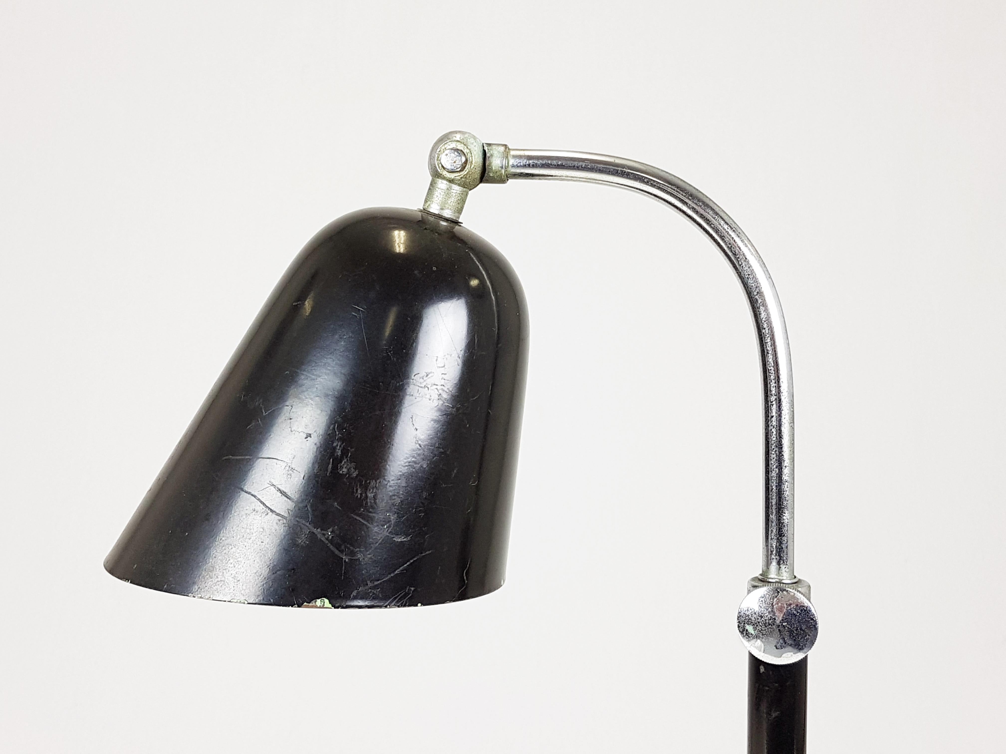 Mid-Century Modern Rare lampe de bureau rationaliste en métal chromé et peint en noir par I. Gardella en vente