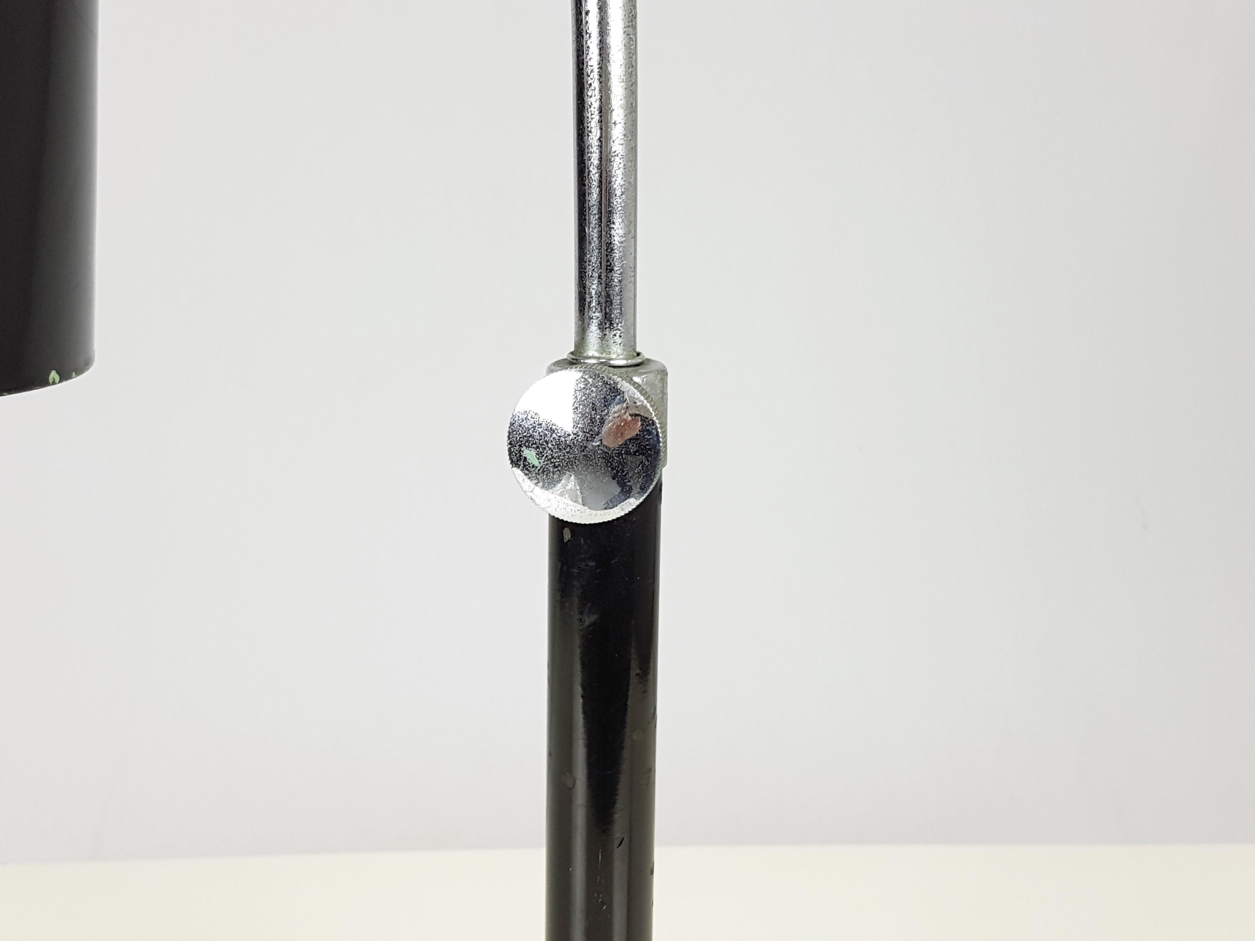 Peint Rare lampe de bureau rationaliste en métal chromé et peint en noir par I. Gardella en vente