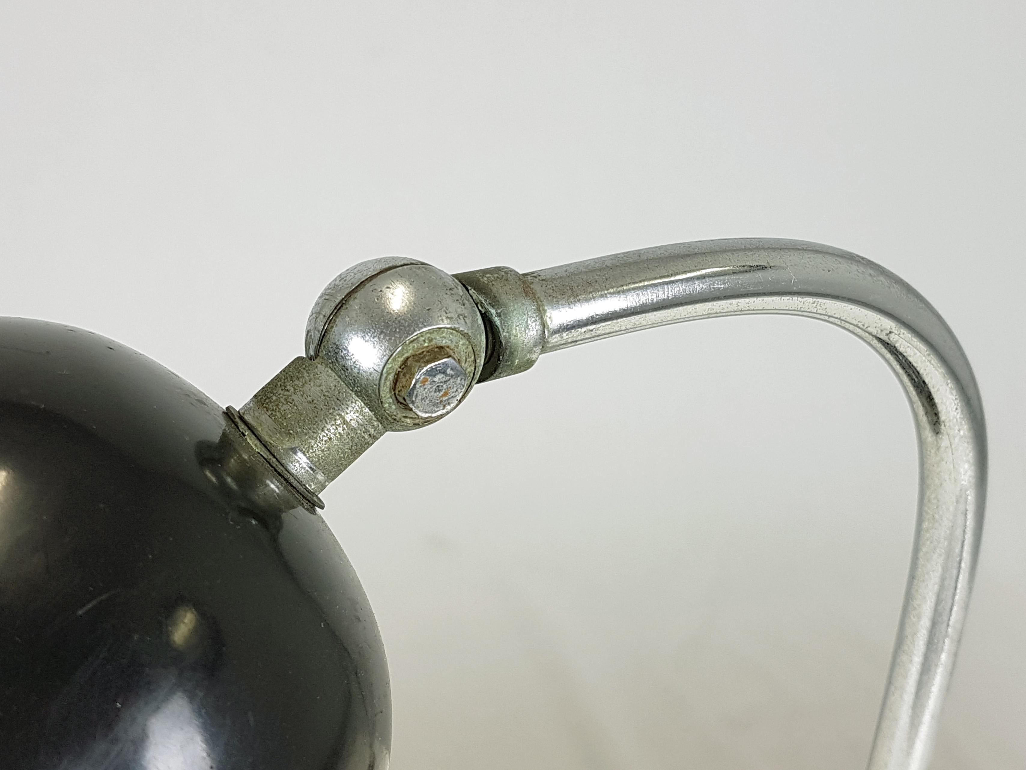 Milieu du XXe siècle Rare lampe de bureau rationaliste en métal chromé et peint en noir par I. Gardella en vente