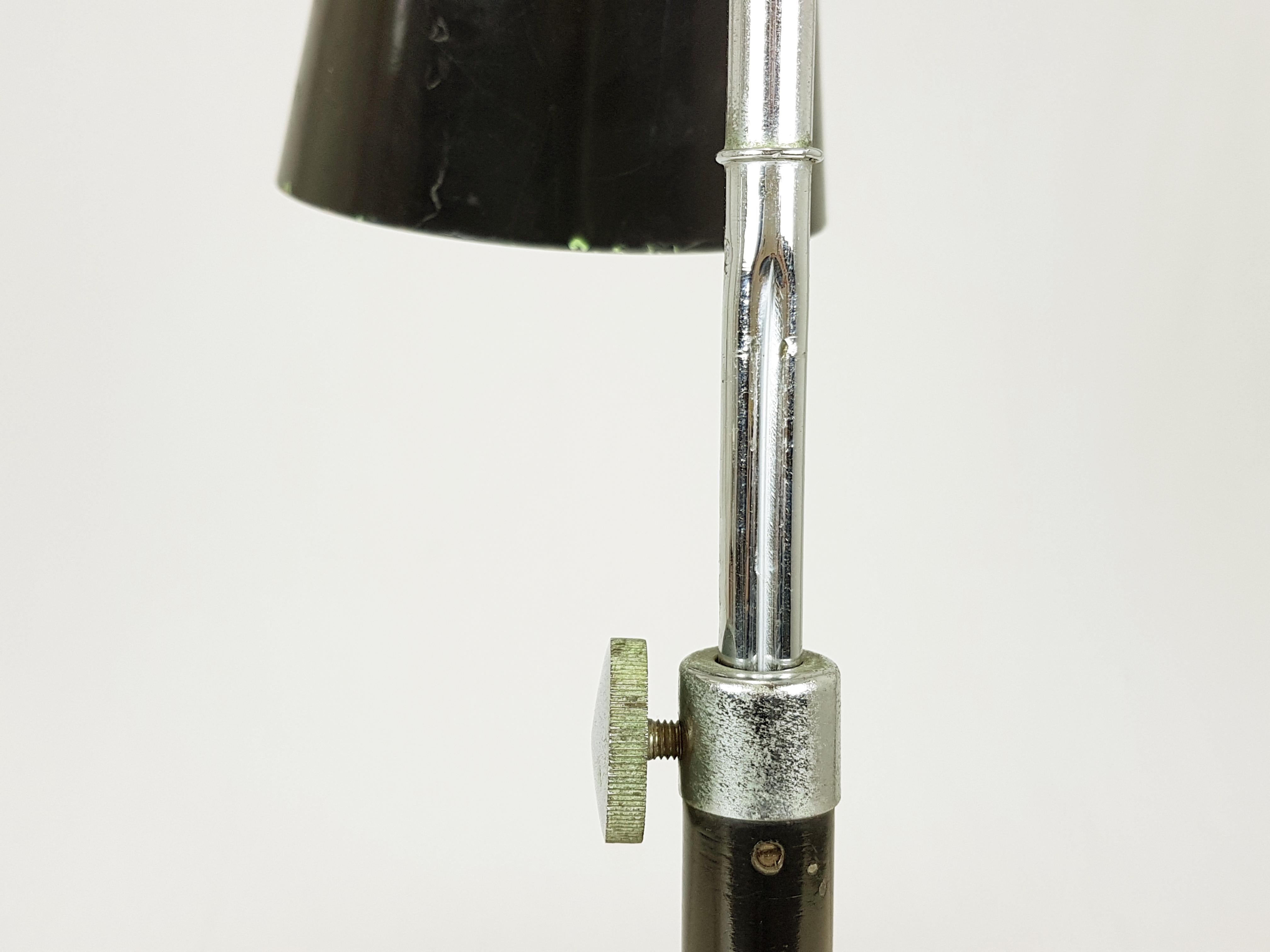 Seltene verchromte und schwarz lackierte Rationalistische Tischlampe aus Metall von I. Gardella im Angebot 3