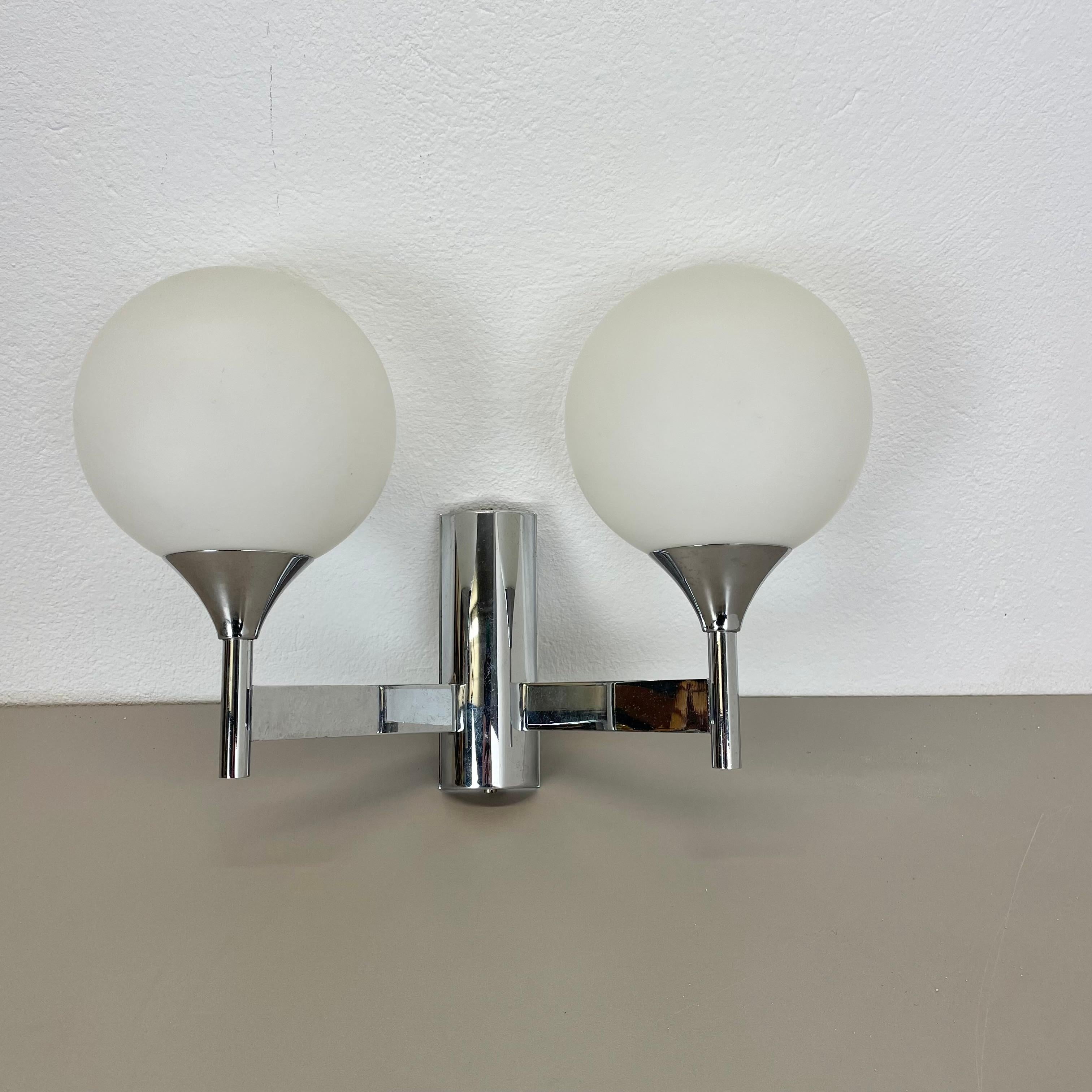 Article:

wall light with 2 glass balls

In chromed metal



Design: attributed to GAETANO SCIOLARI


Origin: ITALY



Age:

1970s



This modernist light was produced in ITALY in the 1970s. It is made from solid metal in chrome tone finish with 2
