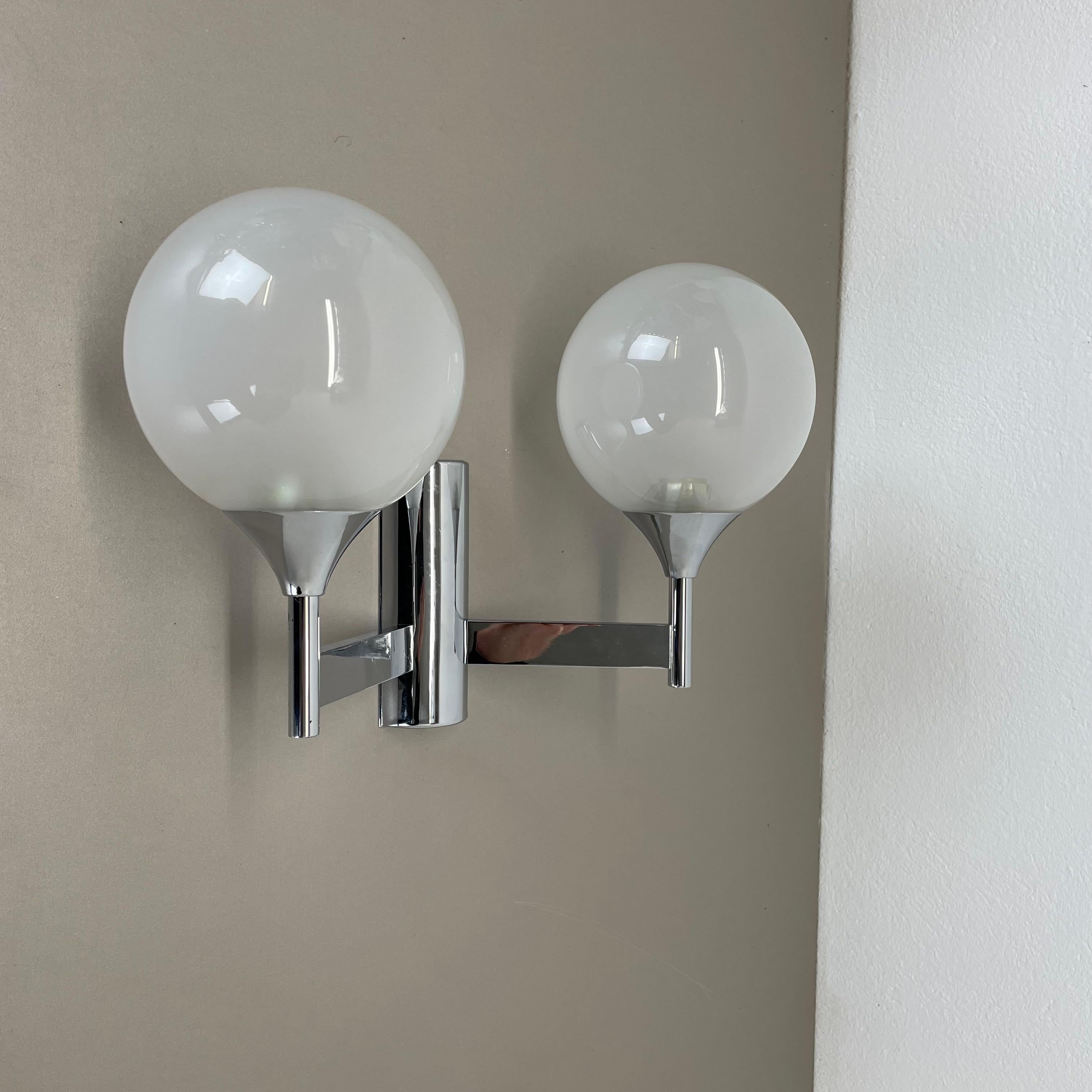 Articolo:

lampada da parete con 2 sfere di vetro

In metallo cromato



Design: attribuito a GAETANO SCIOLARI


Origine: ITALIA



Età:

1970s



Questa lampada modernista è stata prodotta in Italia negli anni Settanta. È realizzato in metallo