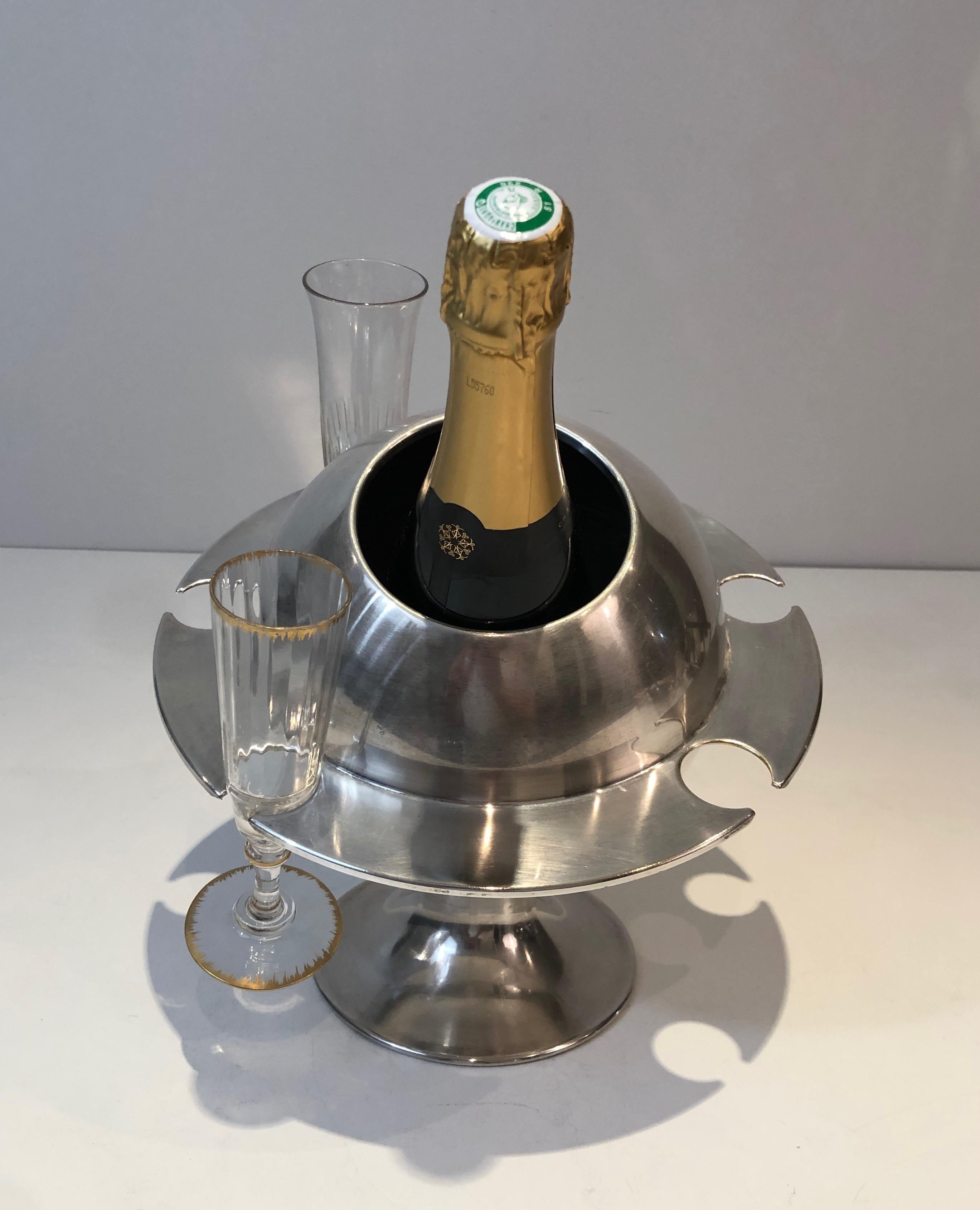 This beautiful and rare champagne bucket with flutes holder is made of chrome. This is a French work, circa 1970.