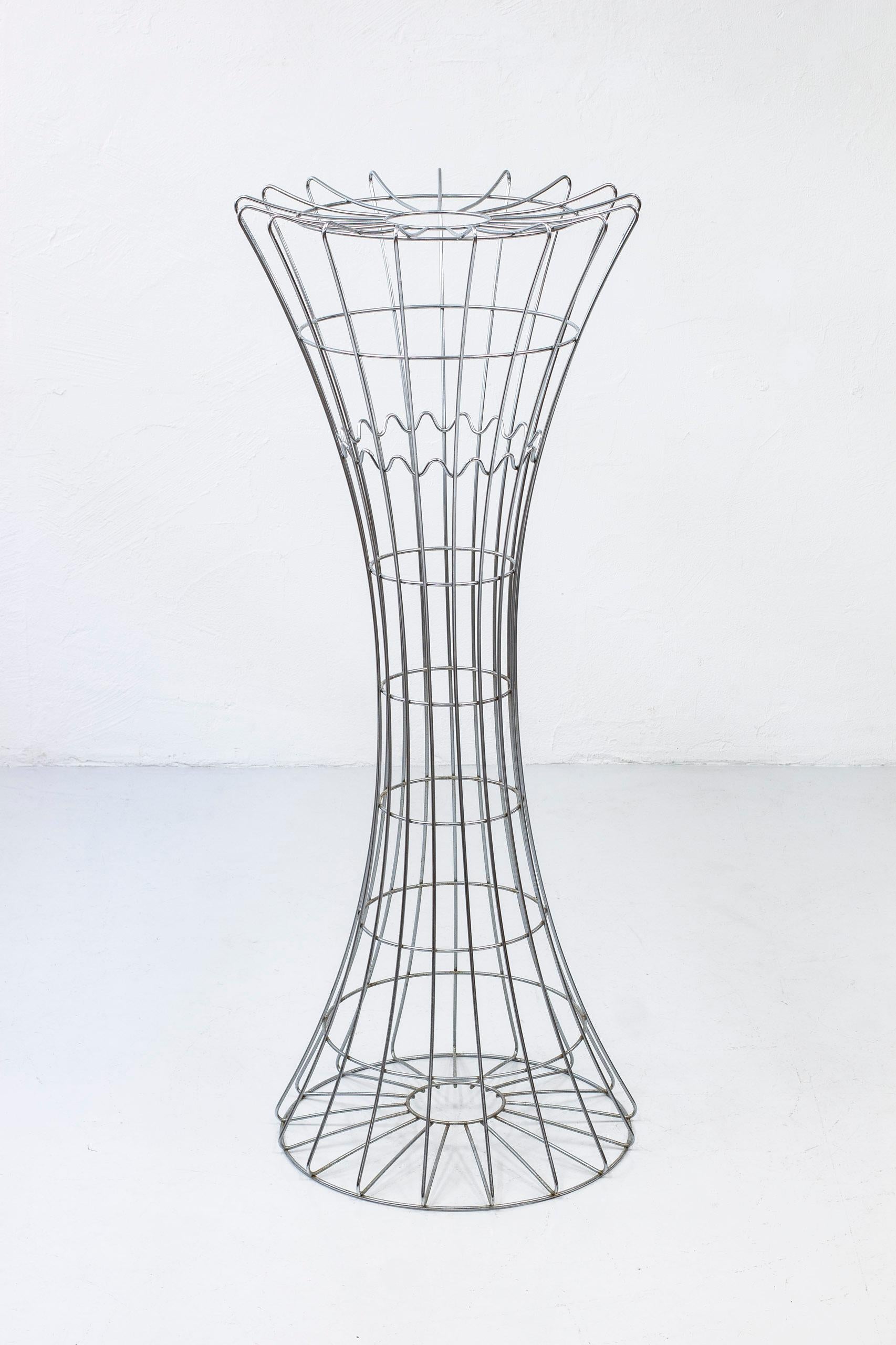 Kleiderbügel aus der von Verner Panton entworfenen Serie Wire. Produziert vom Originalhersteller J. Lüber in der Schweiz. Hergestellt aus verchromtem Stahl. Guter Vintage-Zustand mit altersbedingter Patina.