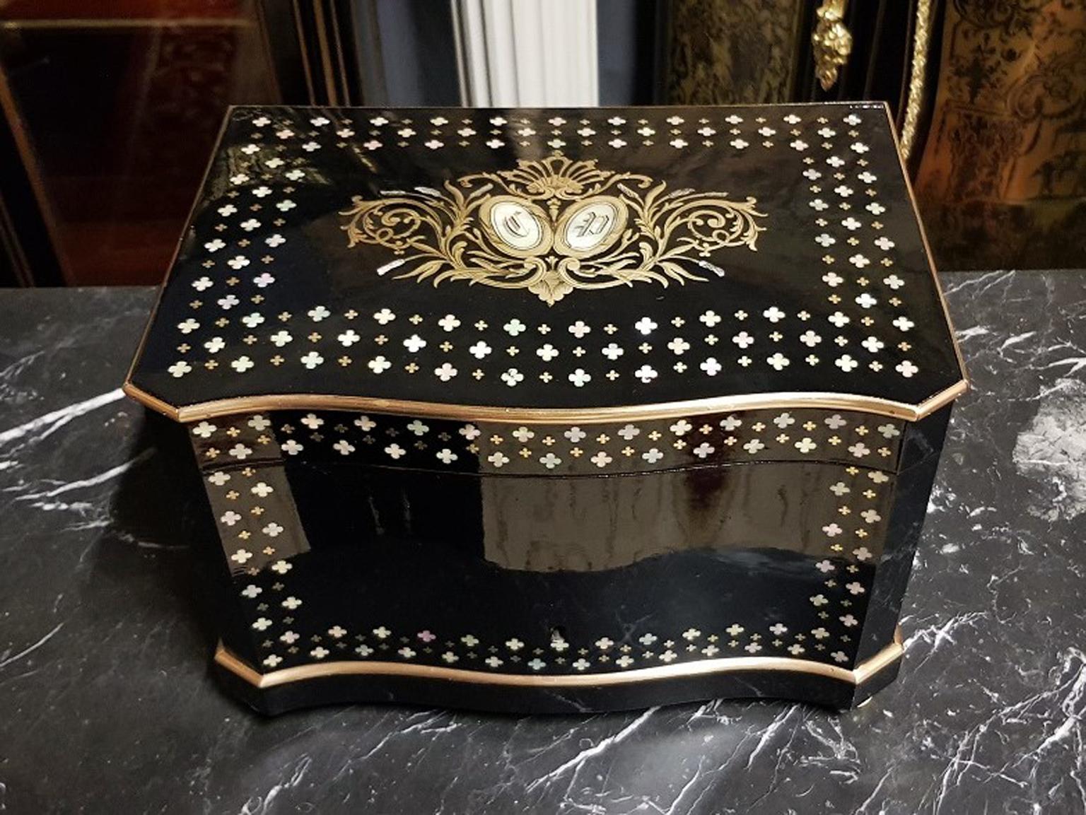 Rare cigar box cabinet in beautiful Boulle Marquetry 'à la Reine' composed of mother-of-pearl cross tracery and brass clover. Interior with 5 drawers range in rosewood for keeping the Cigars Napoleon III circa 1864.

Excellent condition completely