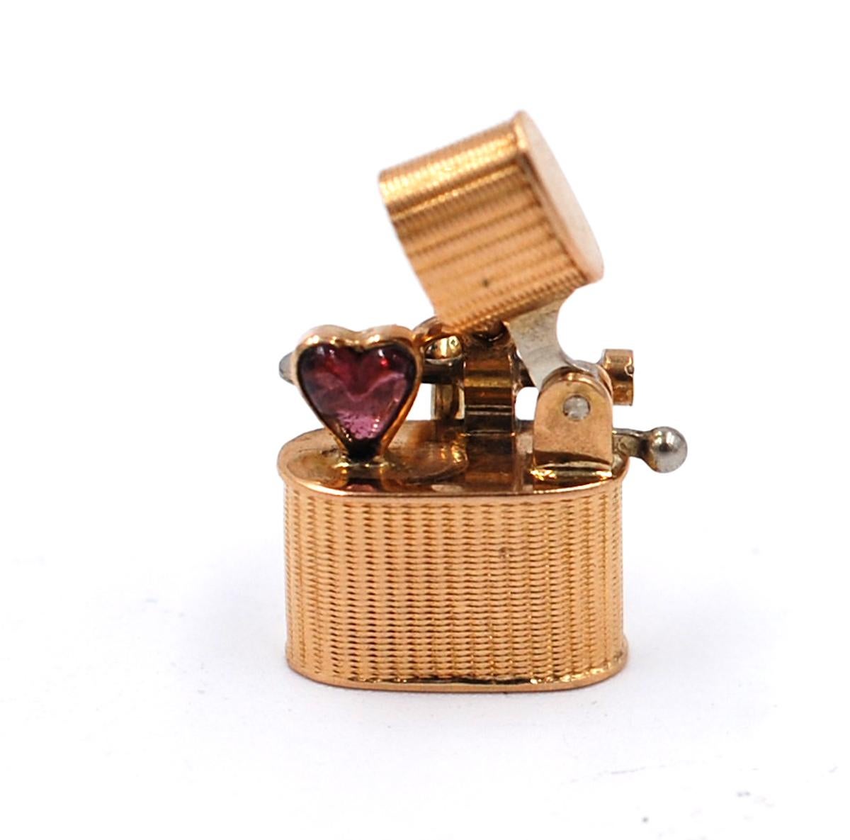 Rare Cigarette Heart Stone Charm, 14 Karat Yellow Gold, Movable Parts In Good Condition For Sale In Aliso Viejo, CA