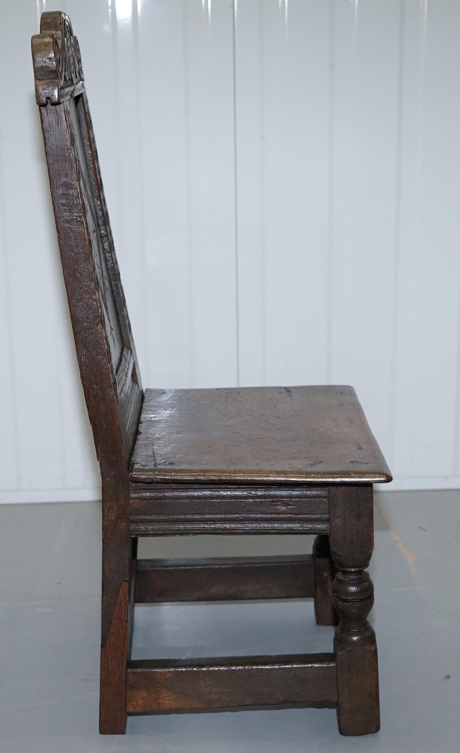 Rare circa 1760 Fruit Wood Wood Chair Nicely Carved Quite Small 18th Century Example (Chaise en bois fruitier joliment sculptée) en vente 3