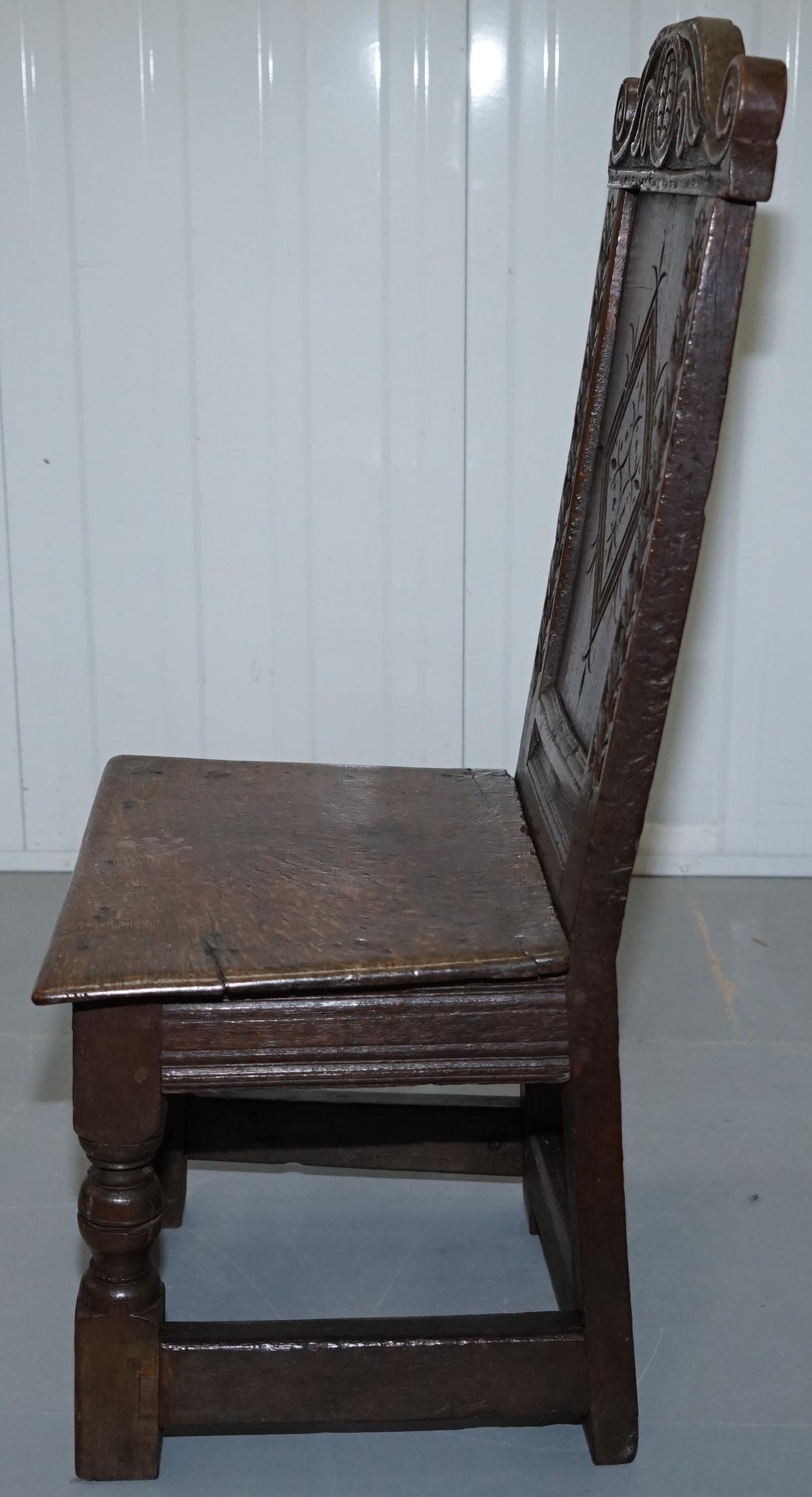 Rare circa 1760 Fruit Wood Wood Chair Nicely Carved Quite Small 18th Century Example (Chaise en bois fruitier joliment sculptée) en vente 6