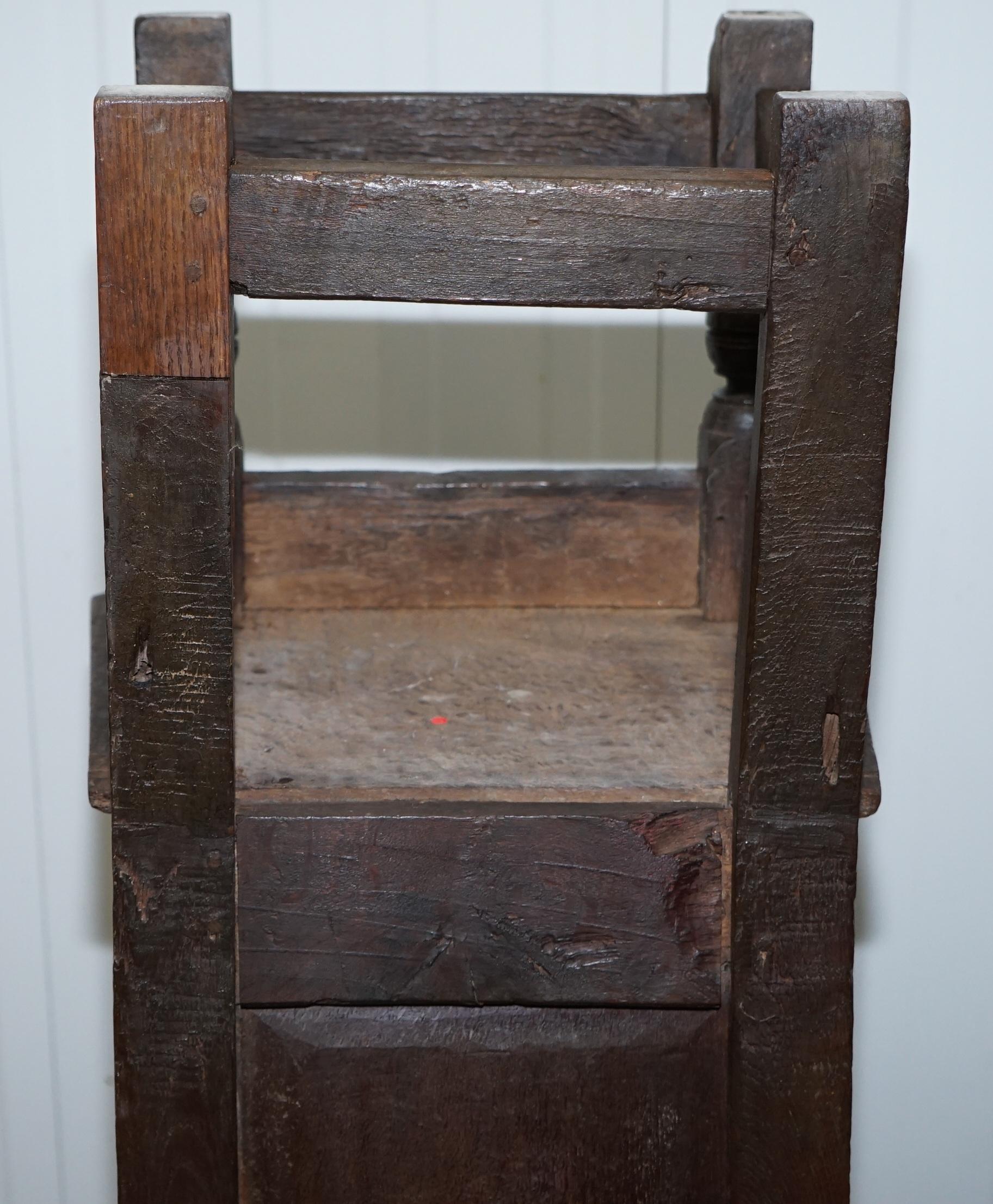Rare circa 1760 Fruit Wood Wood Chair Nicely Carved Quite Small 18th Century Example (Chaise en bois fruitier joliment sculptée) en vente 7