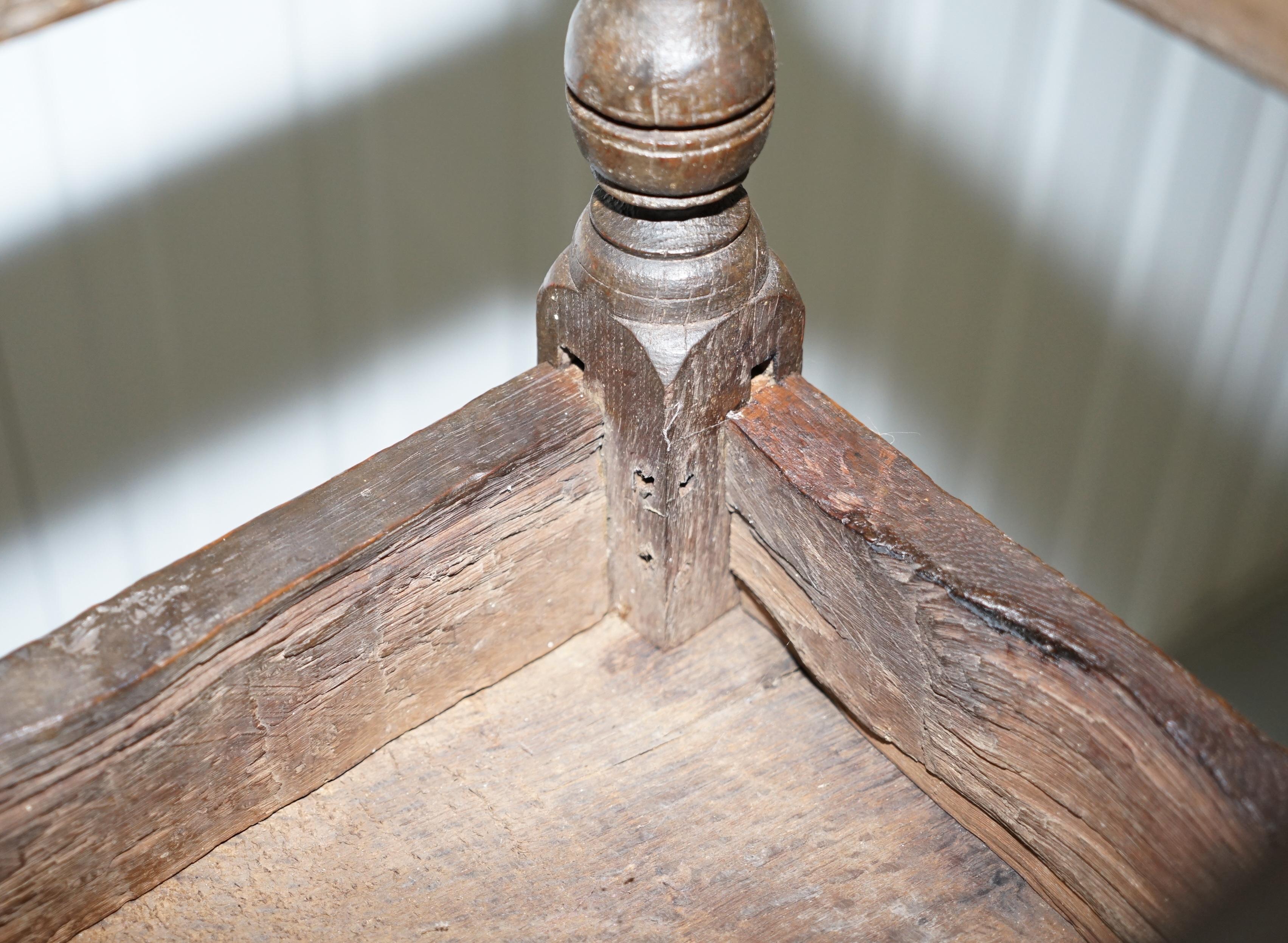 Rara sedia in legno da frutta del 1760 circa, ben intagliata, un esempio abbastanza piccolo del XVIII secolo in vendita 11