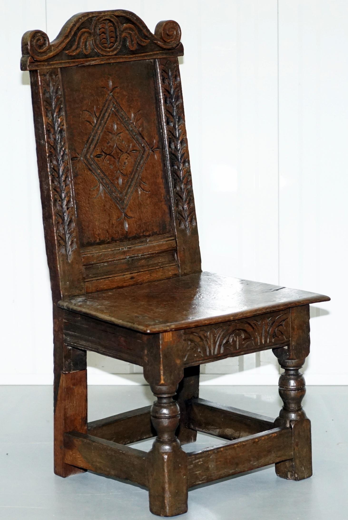 Nous sommes ravis d'offrir à la vente cette très rare petite chaise d'appoint en bois de fruitier sculptée à la main vers 1760.

Une pièce de belle apparence et de bonne facture, la patine du bois est à tomber par terre, vous n'obtenez cet aspect