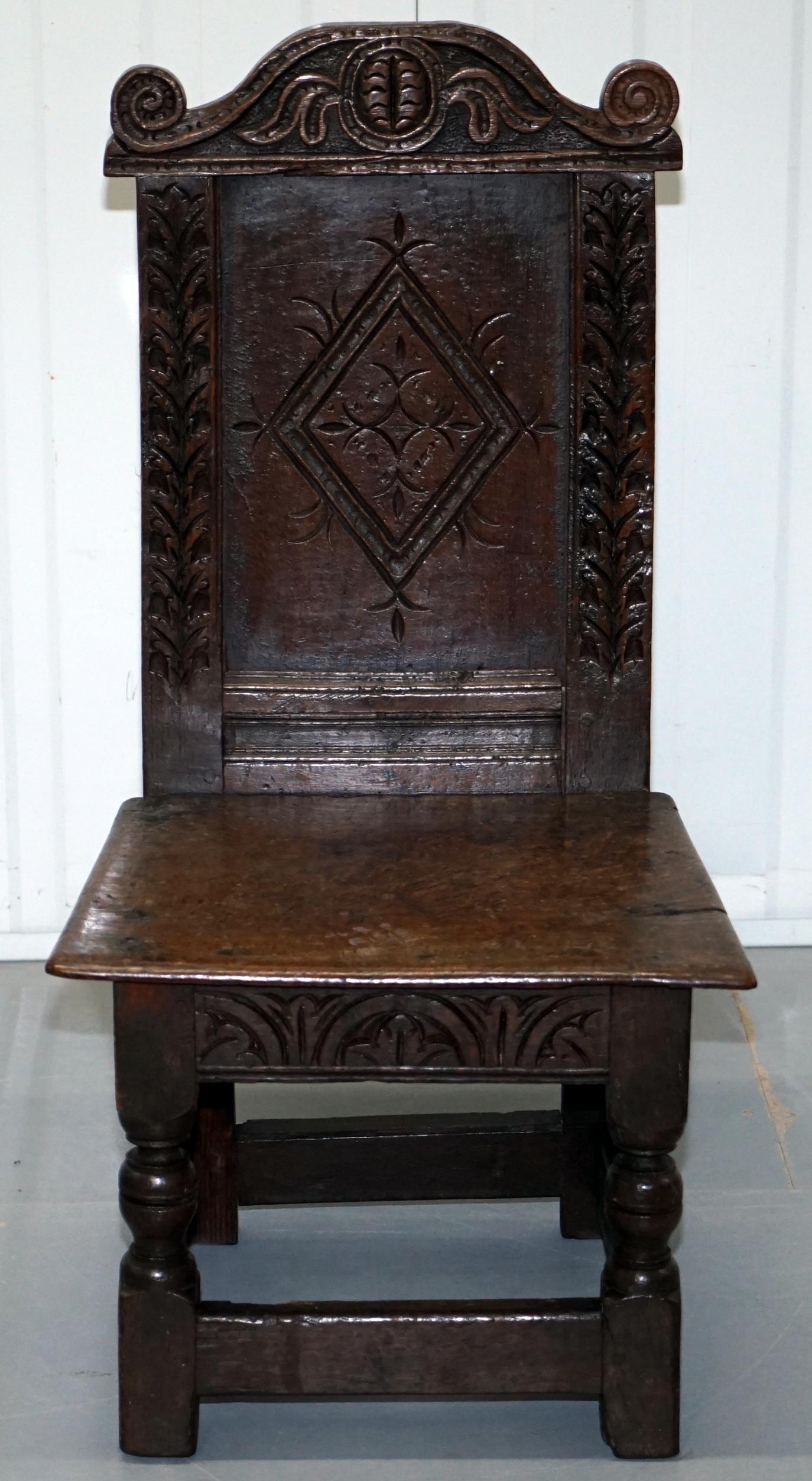 Jacobéen Rare circa 1760 Fruit Wood Wood Chair Nicely Carved Quite Small 18th Century Example (Chaise en bois fruitier joliment sculptée) en vente