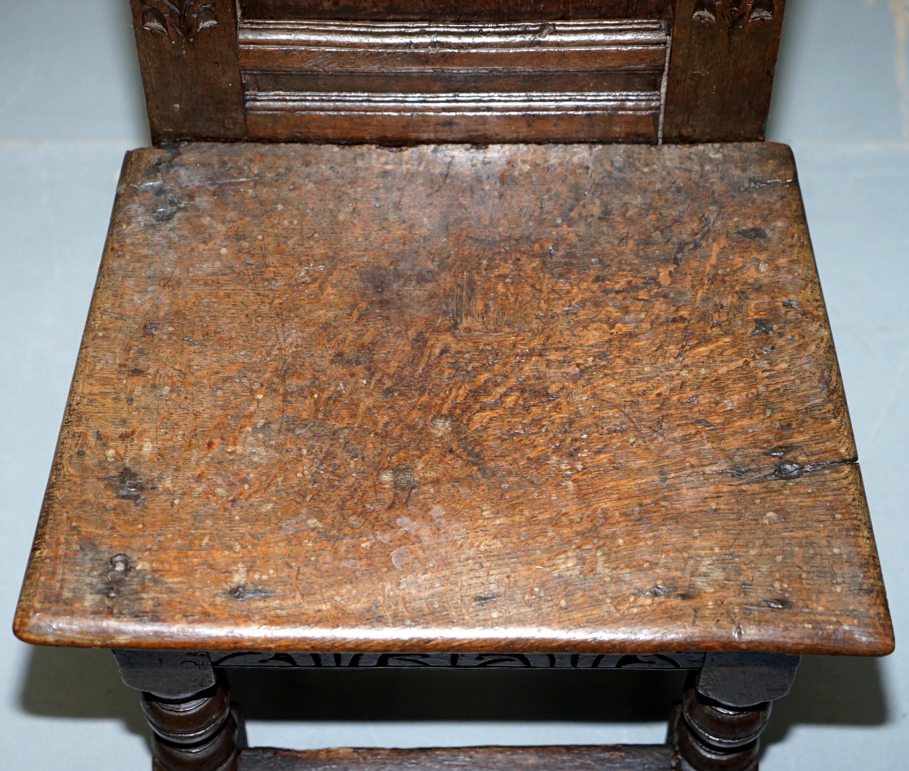 Britannique Rare circa 1760 Fruit Wood Wood Chair Nicely Carved Quite Small 18th Century Example (Chaise en bois fruitier joliment sculptée) en vente