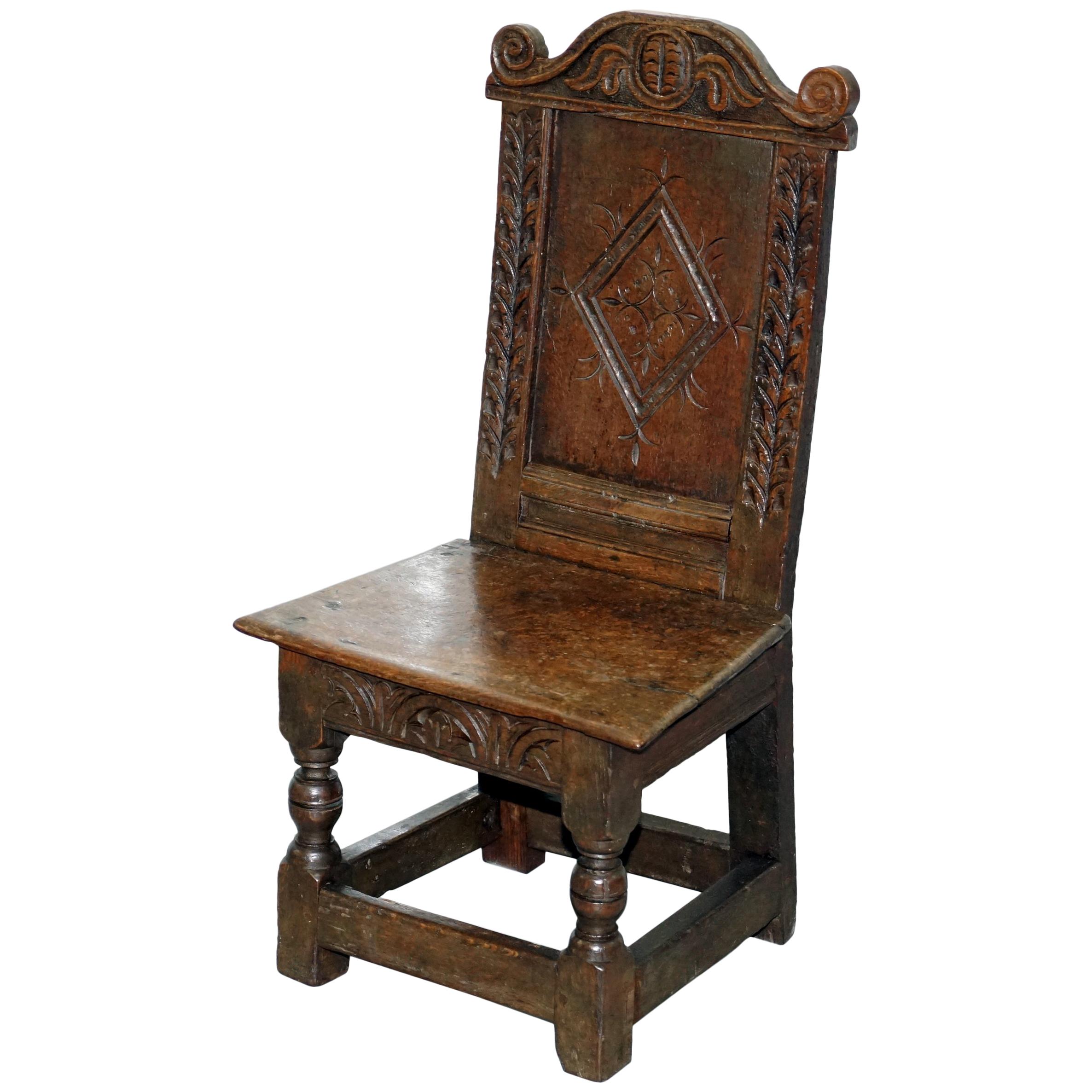 Rare circa 1760 Fruit Wood Wood Chair Nicely Carved Quite Small 18th Century Example (Chaise en bois fruitier joliment sculptée) en vente
