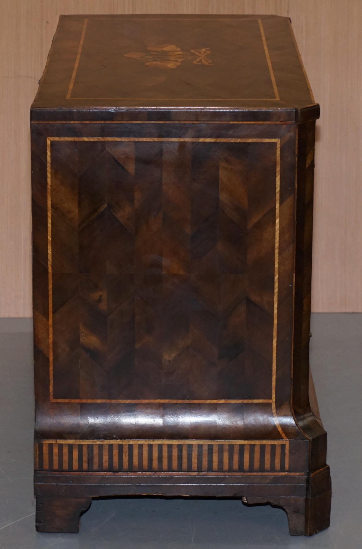 Rara cassettiera continentale del 1780 circa con intarsio a parchetto in vendita 4