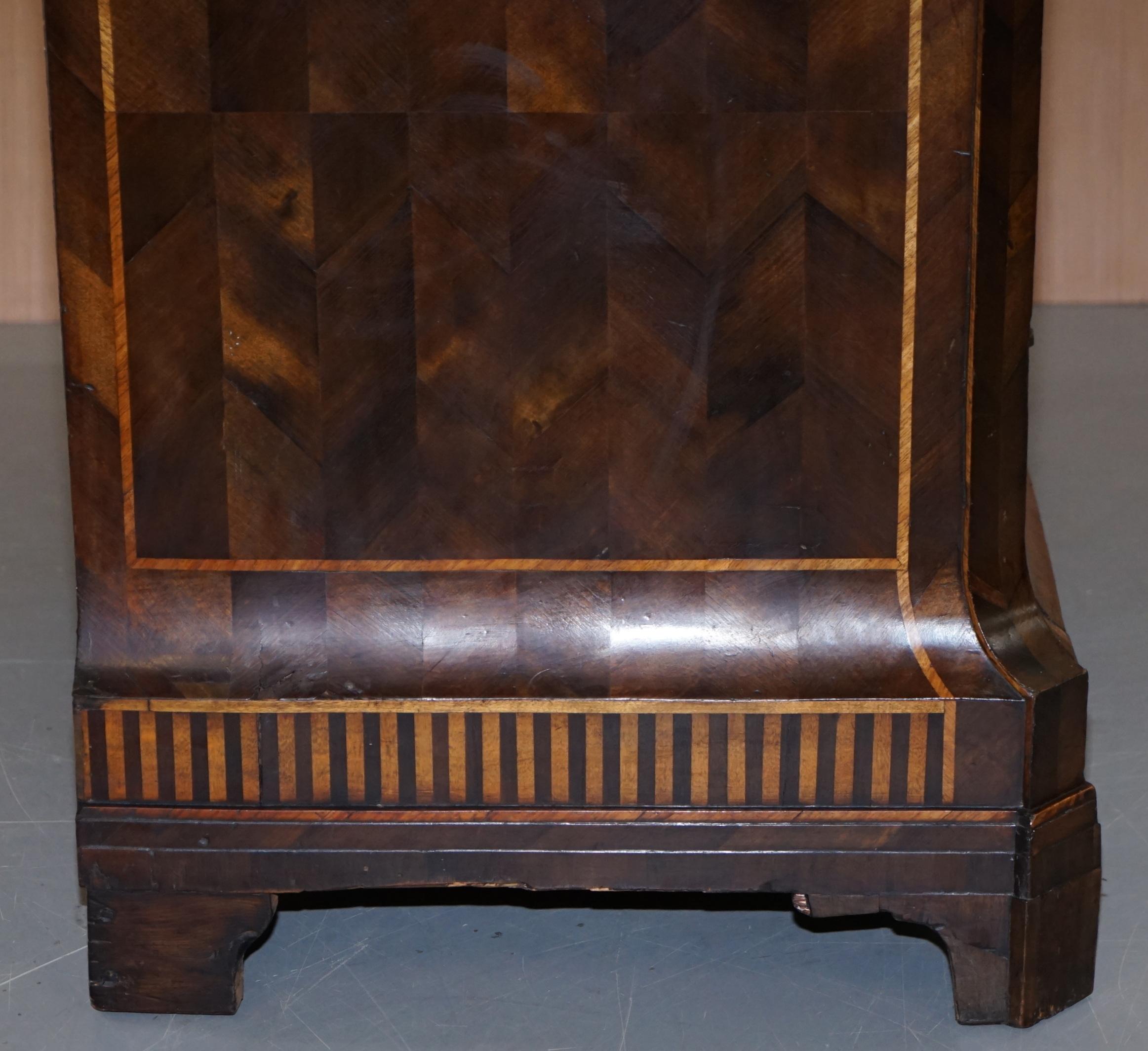 Rara cassettiera continentale del 1780 circa con intarsio a parchetto in vendita 5