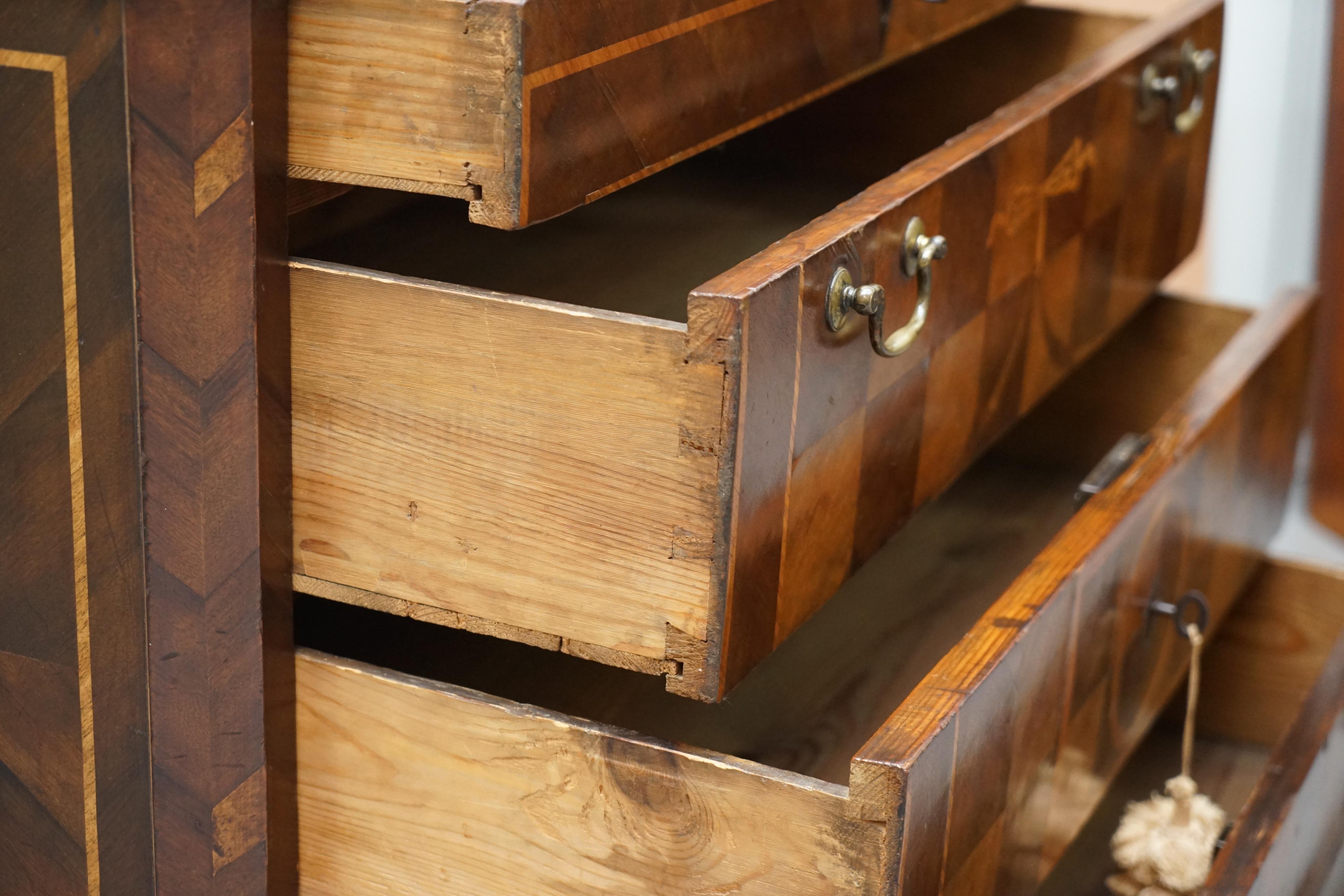 Rare commode à tiroirs en marqueterie de parquets continentaux vers 1780 en vente 12