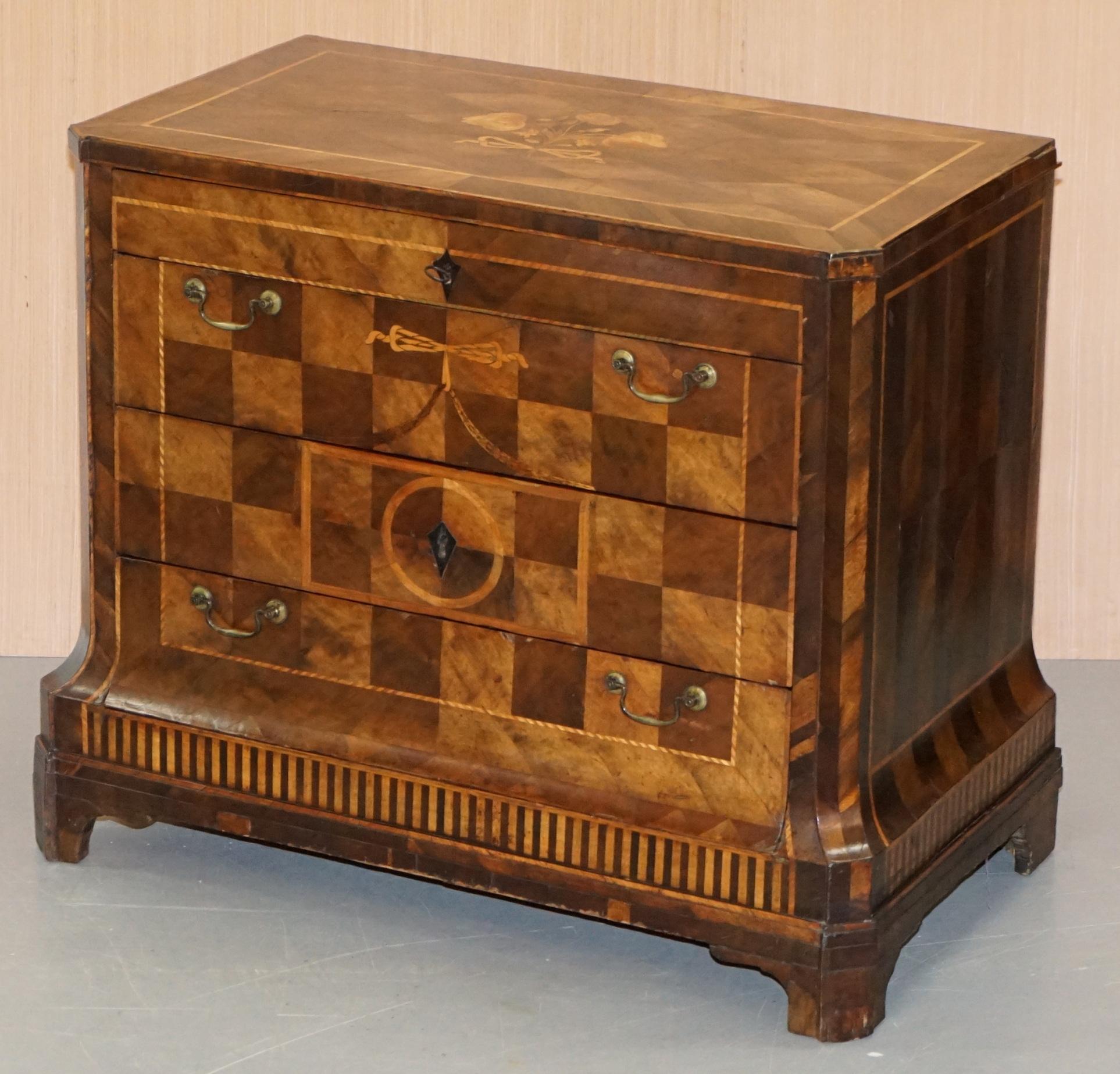 Siamo lieti di offrire in vendita una rarissima cassettiera intarsiata in Parquetry e Marquetry del 1780 circa.

Una cassettiera molto bella e altamente decorativa, pesantemente intarsiata su tutti i lati visibili, il lavoro è assolutamente