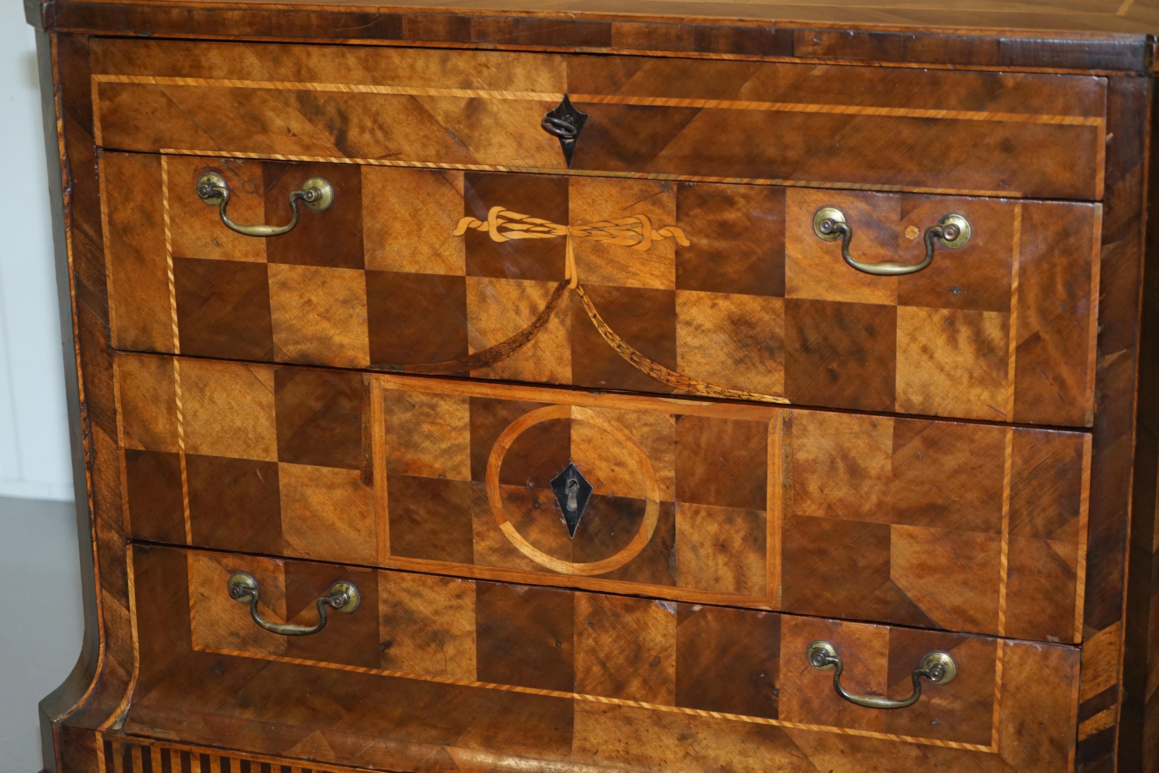 Rara cassettiera continentale del 1780 circa con intarsio a parchetto in vendita 1