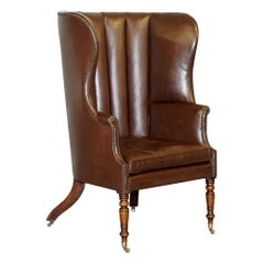 Fauteuil Porters en cuir brun à dossier tonneau de style Regency:: datant d'environ 1800-1820