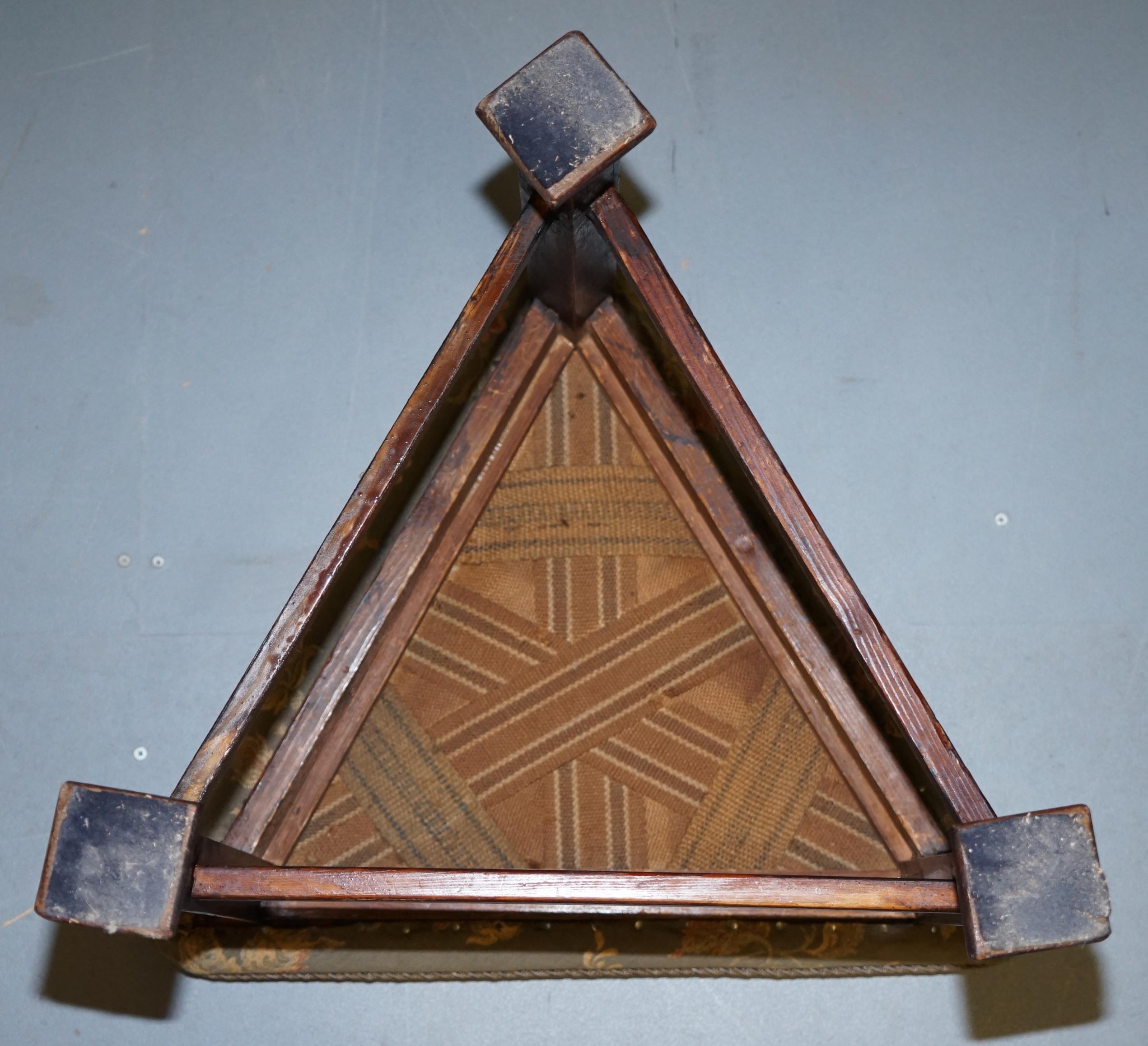 Rare tabouret de chasse triangulaire victorien datant d'environ 1860 provenant du château de Buckeburg, Allemagne en vente 4