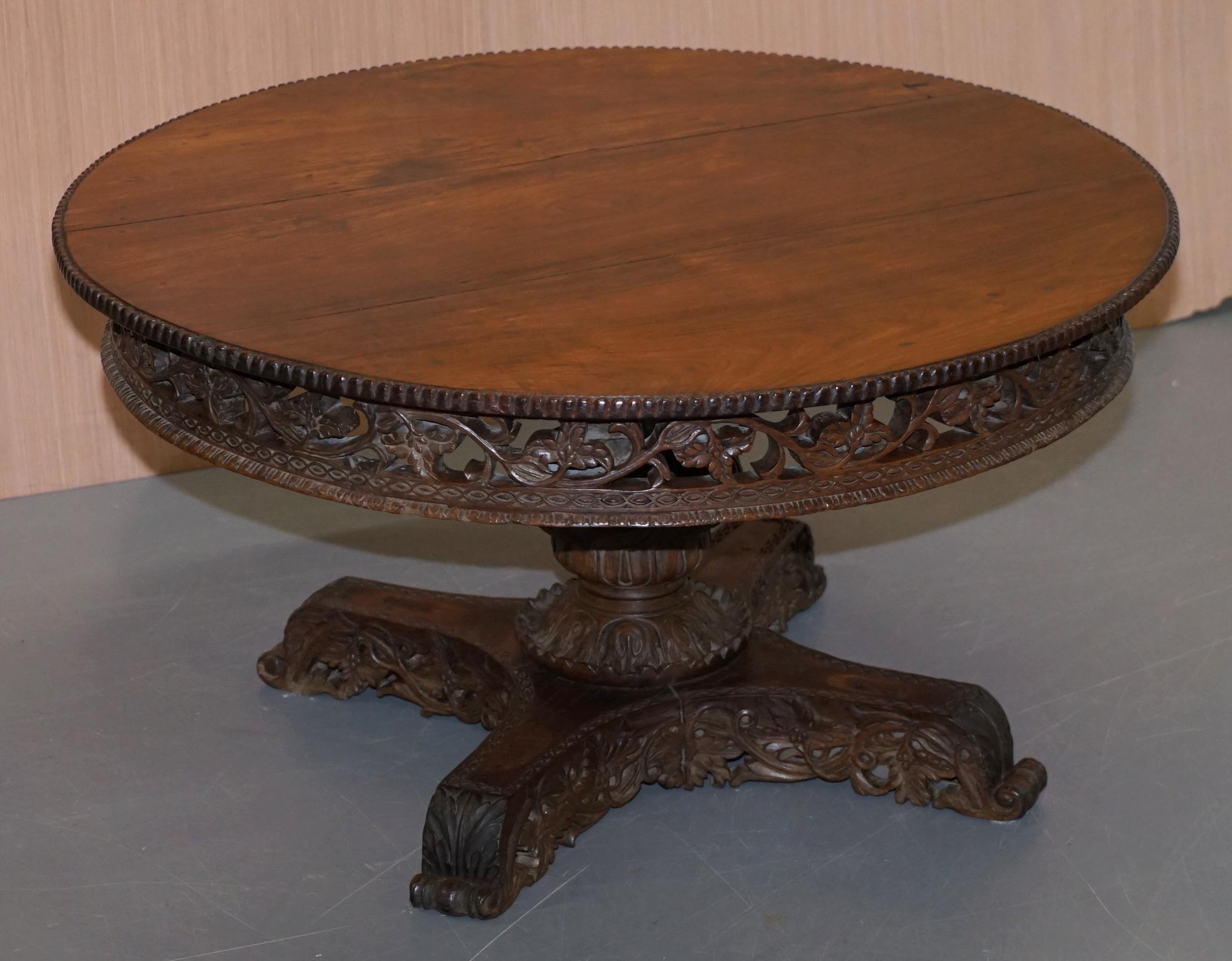 Nous sommes ravis d'offrir à la vente cette superbe table basse en bois massif sculpté à la main par les Anglo-Indiens vers 1880.

Une très belle table de collection, conçue à l'origine comme table centrale, mais selon les normes occidentales,
