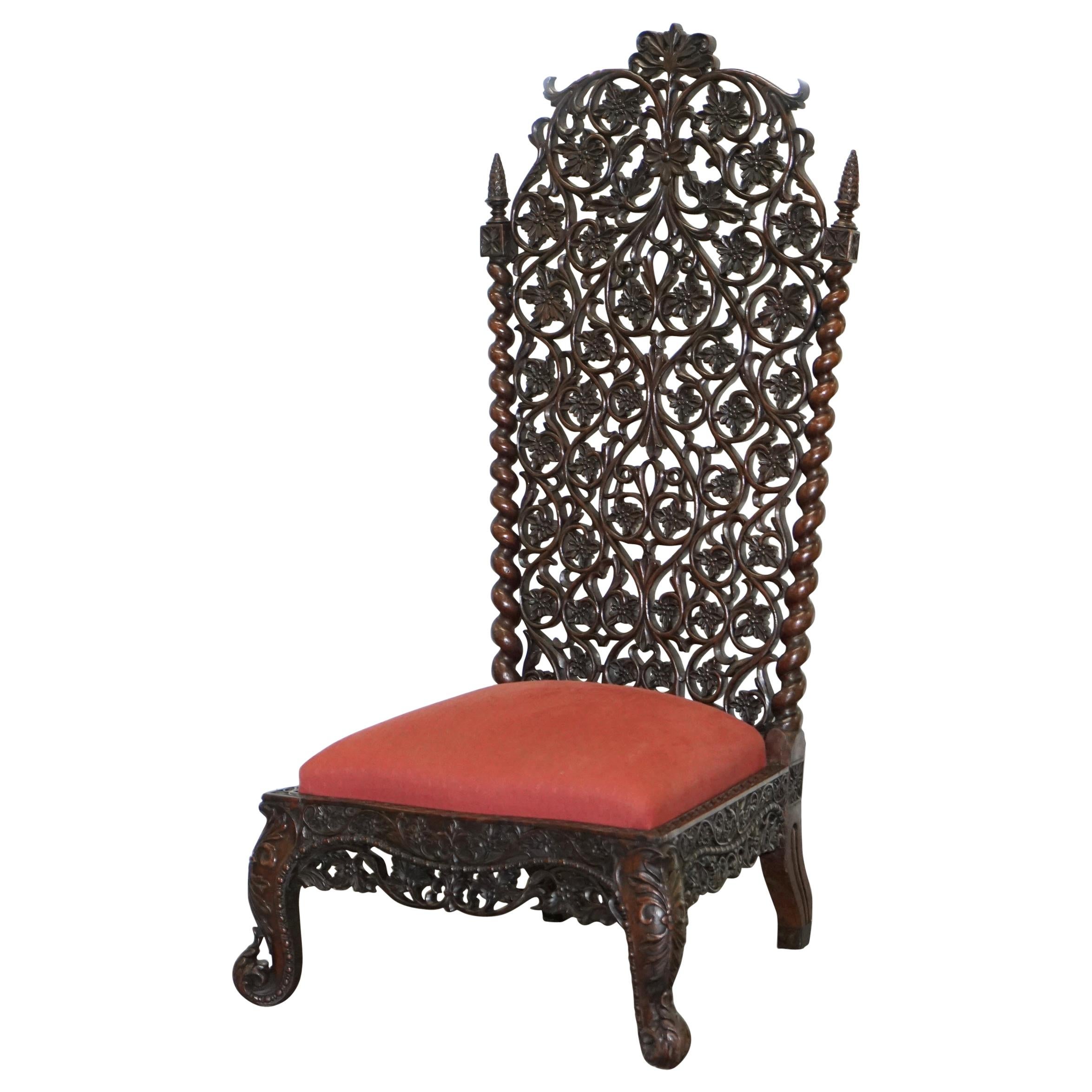 Rara silla floral tallada a mano en madera maciza birmana de circa 1880 Respaldo alto ornamentado