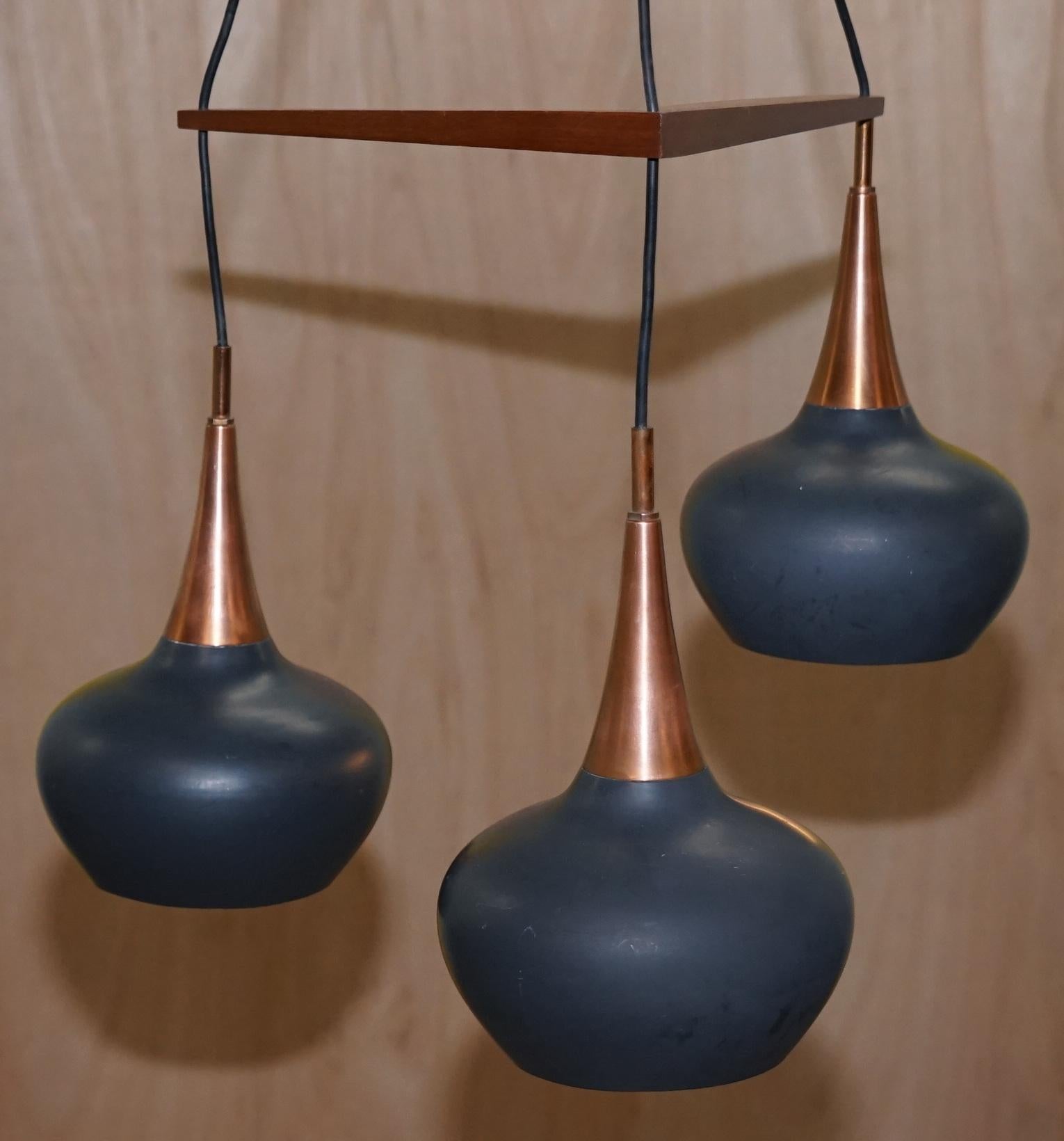 Raro lampadario a tre luci del 1960 circa di Uno e Osten Kristiansson per Luxus in vendita 7