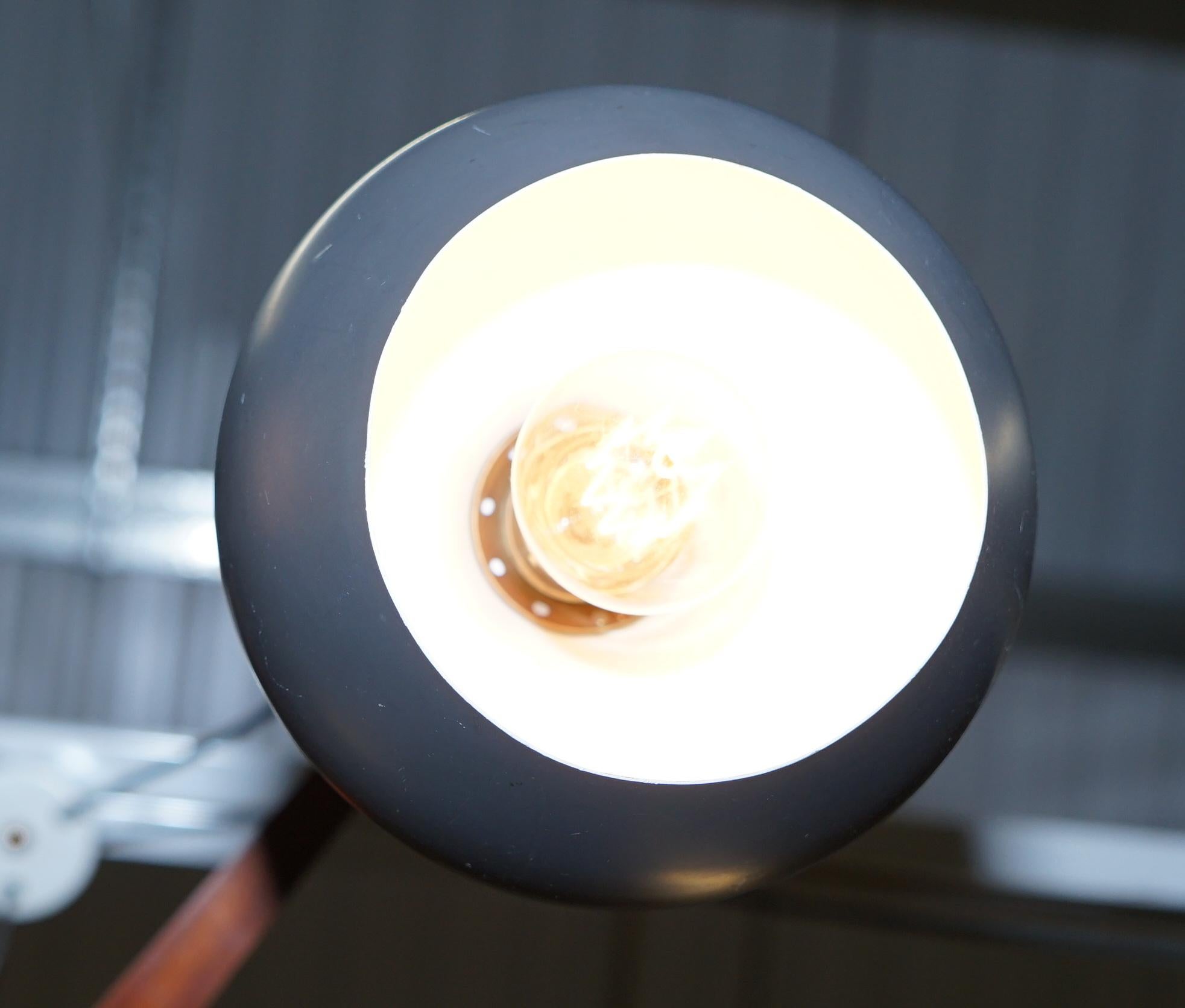 Raro lampadario a tre luci del 1960 circa di Uno e Osten Kristiansson per Luxus in vendita 8