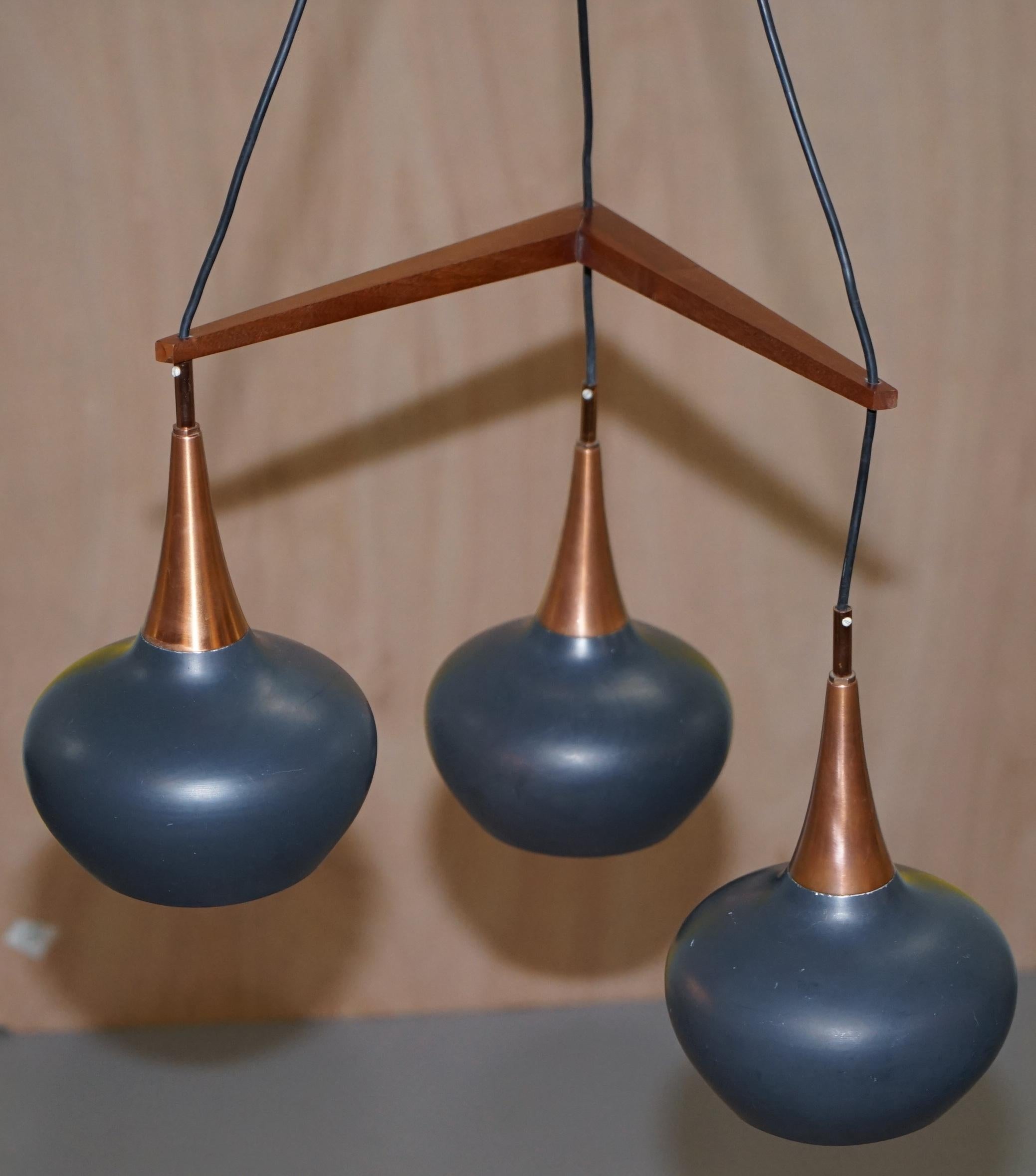 Mid-Century moderno Raro lampadario a tre luci del 1960 circa di Uno e Osten Kristiansson per Luxus in vendita