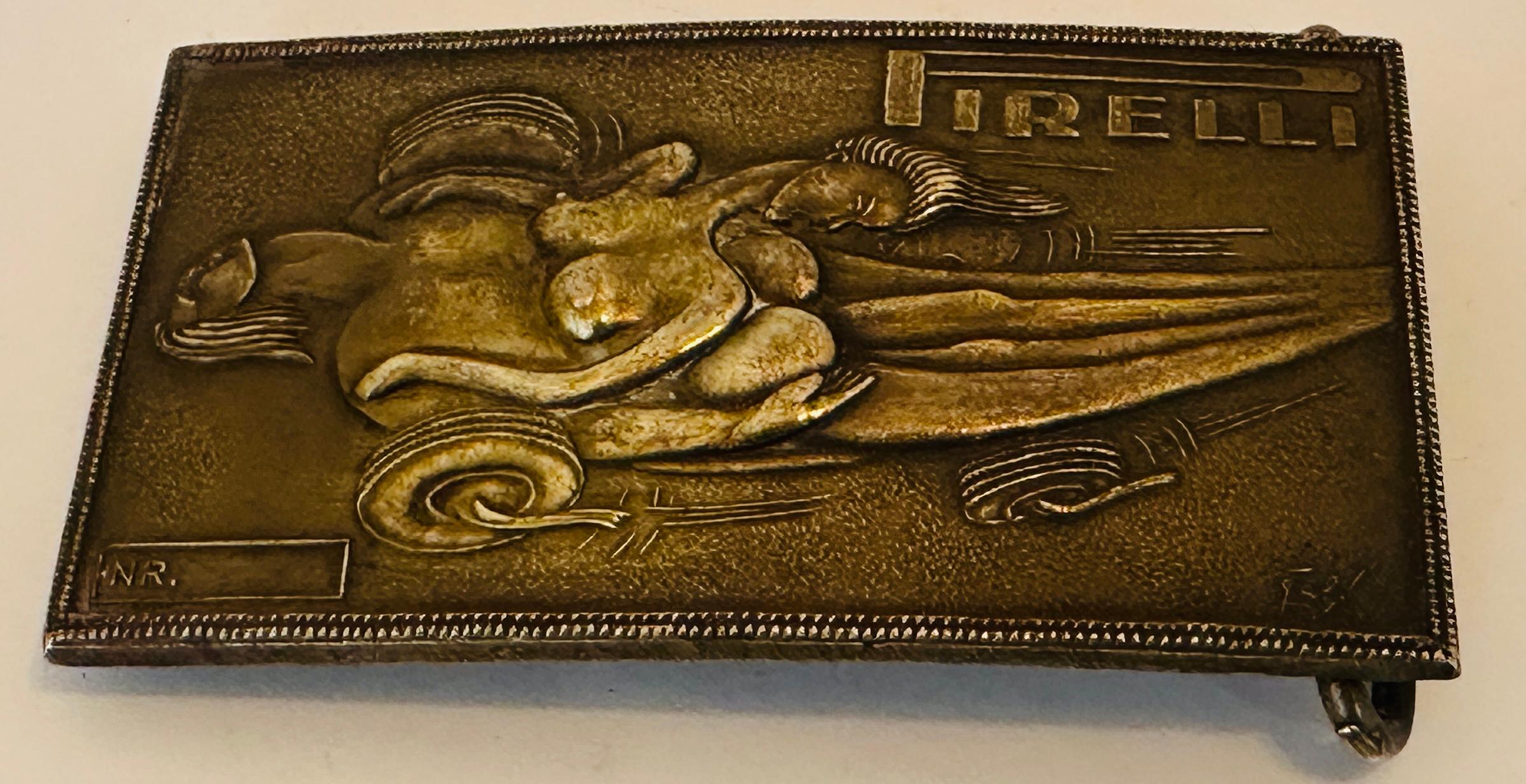 Rara hebilla de cinturón Pirelli esculpida de 1970 diseñada por Salvador Dalí (1904-1989) en latón pulido envejecido.  La hebilla no está numerada con 