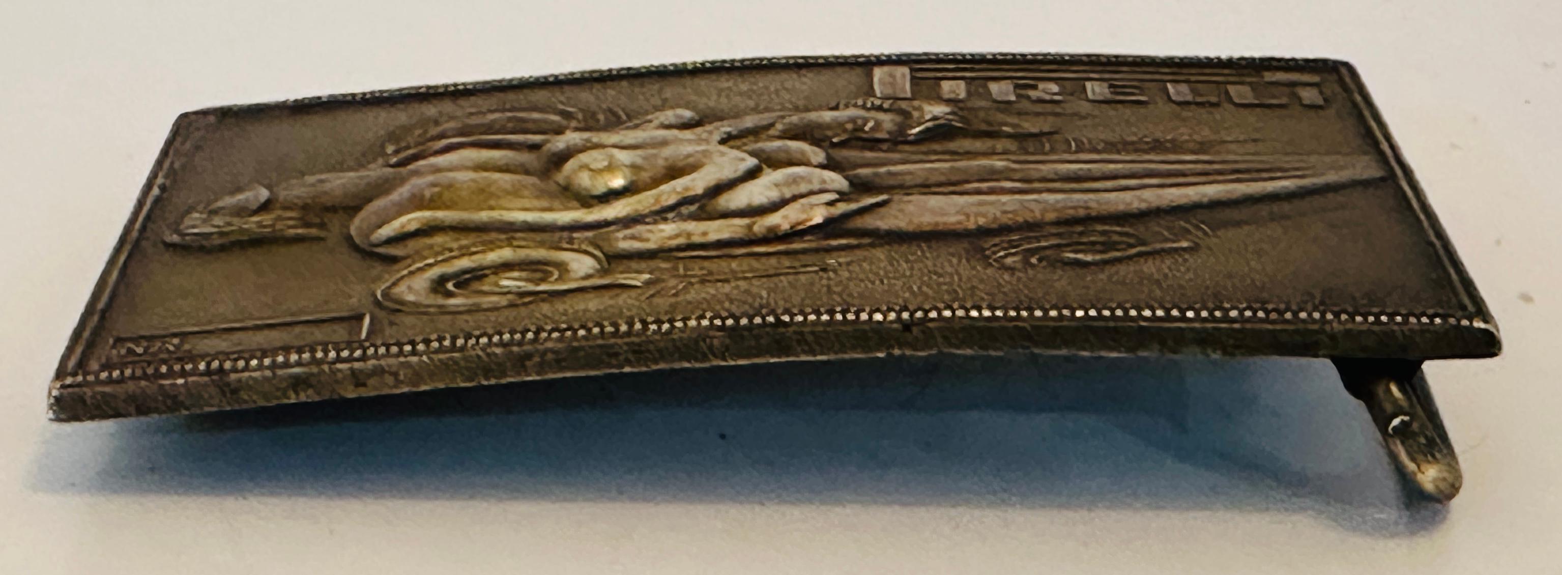 Rara hebilla de cinturón de latón pulido Salvador Dalí de la década de 1970 francesa de Pirelli Tyres Art Decó en venta
