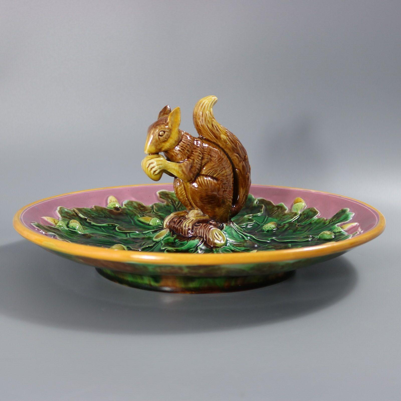 Raro piatto circolare in maiolica con scoiattolo di George Jones In condizioni buone in vendita a Chelmsford, Essex