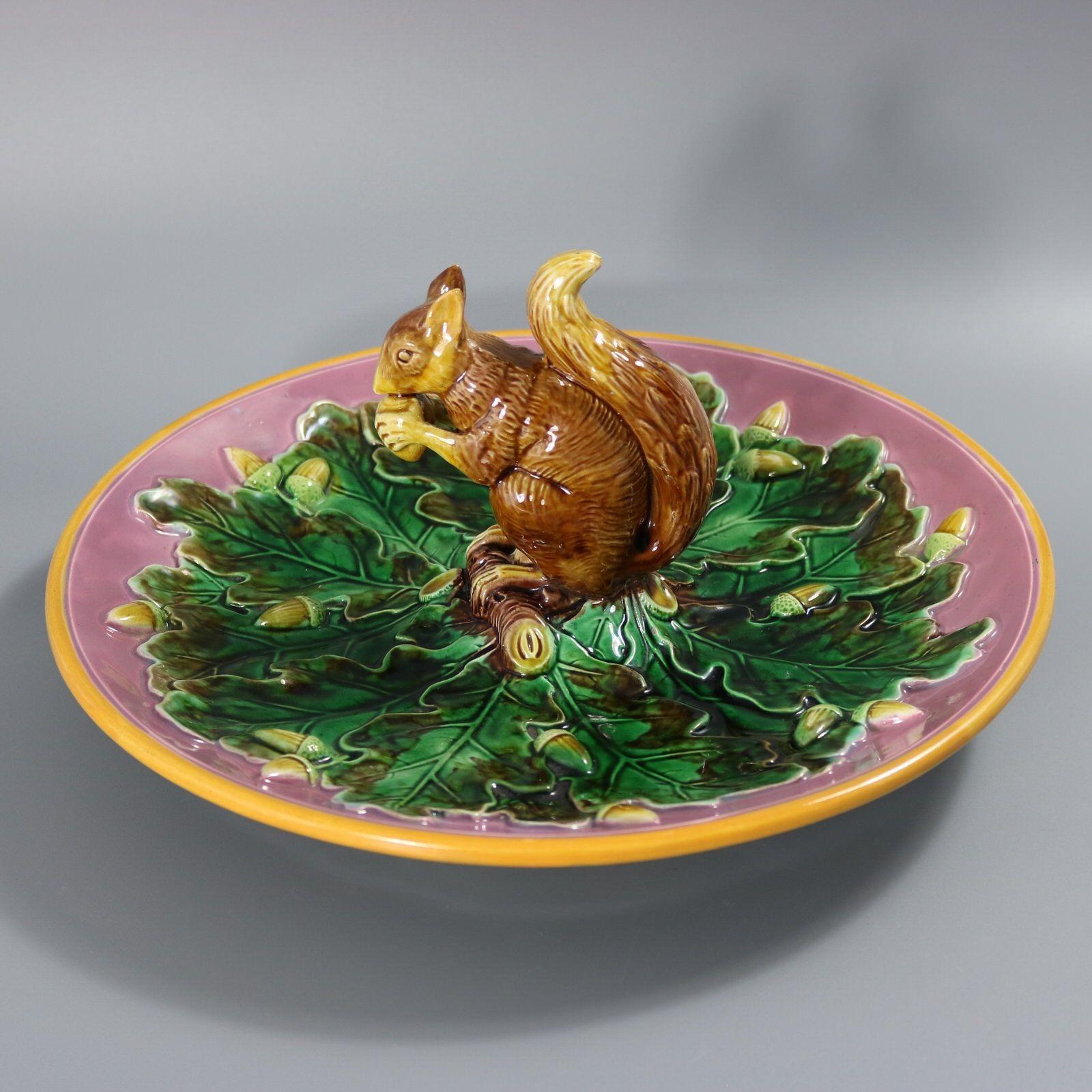 Metà XIX secolo Raro piatto circolare in maiolica con scoiattolo di George Jones in vendita