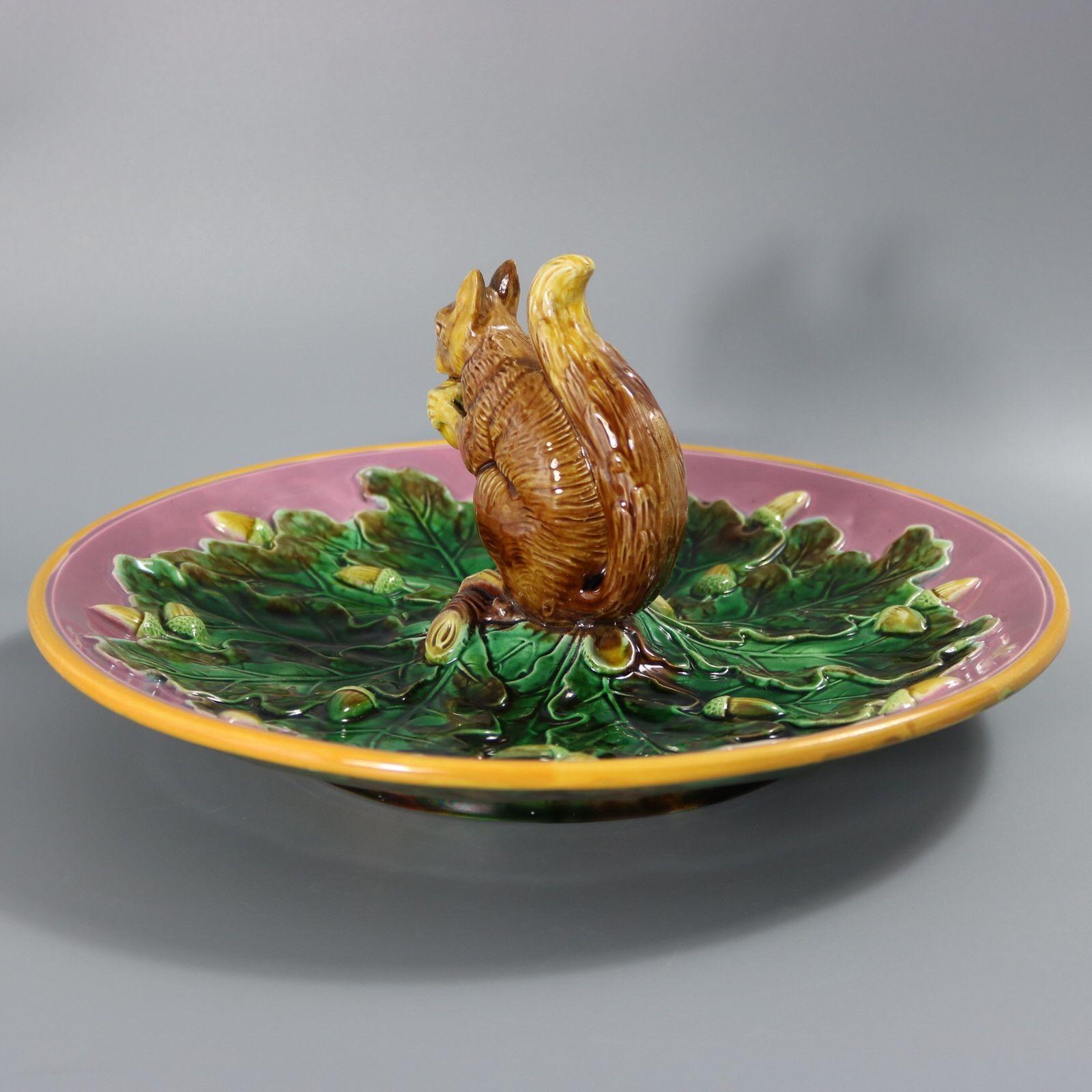 Majolica Raro piatto circolare in maiolica con scoiattolo di George Jones in vendita
