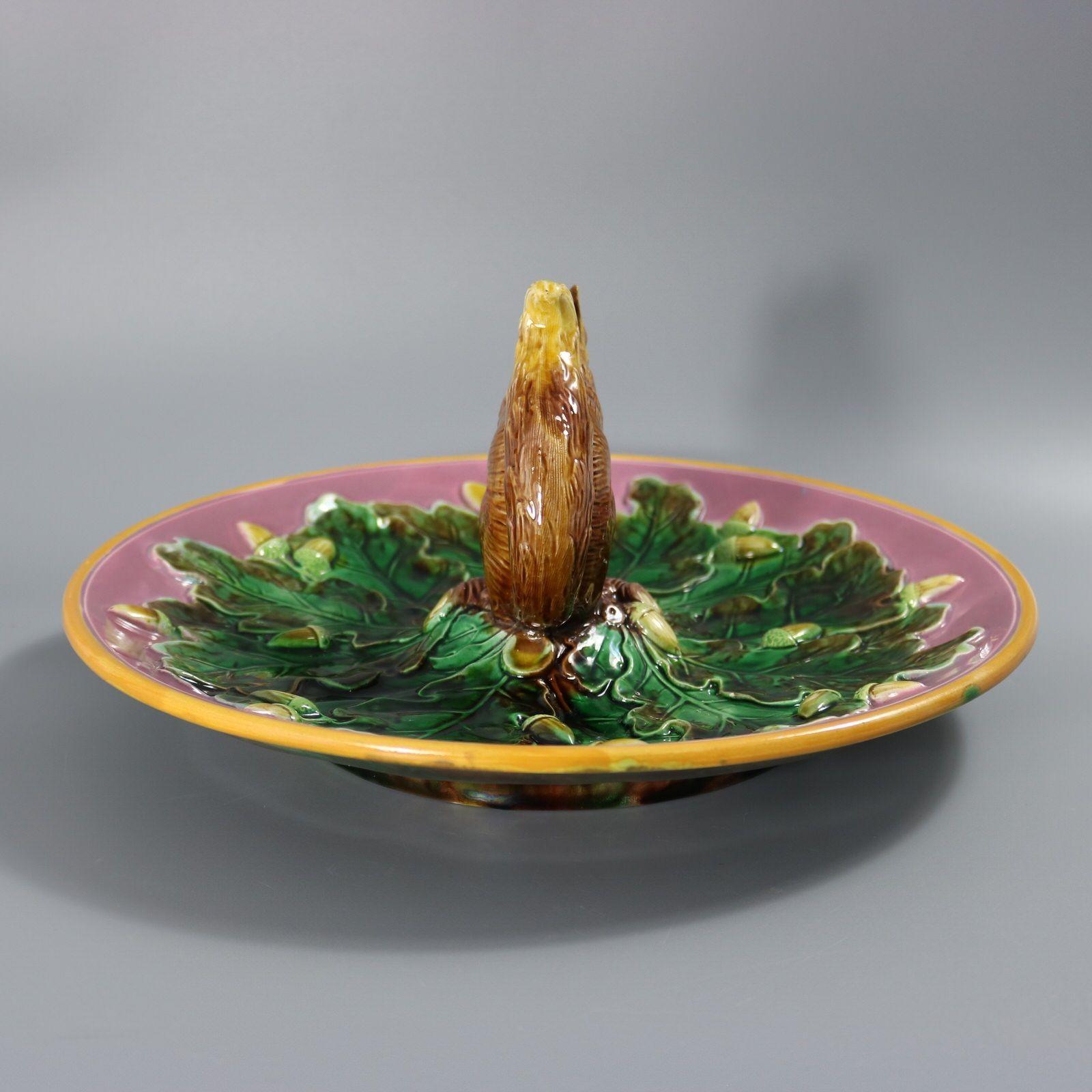 Raro piatto circolare in maiolica con scoiattolo di George Jones in vendita 1