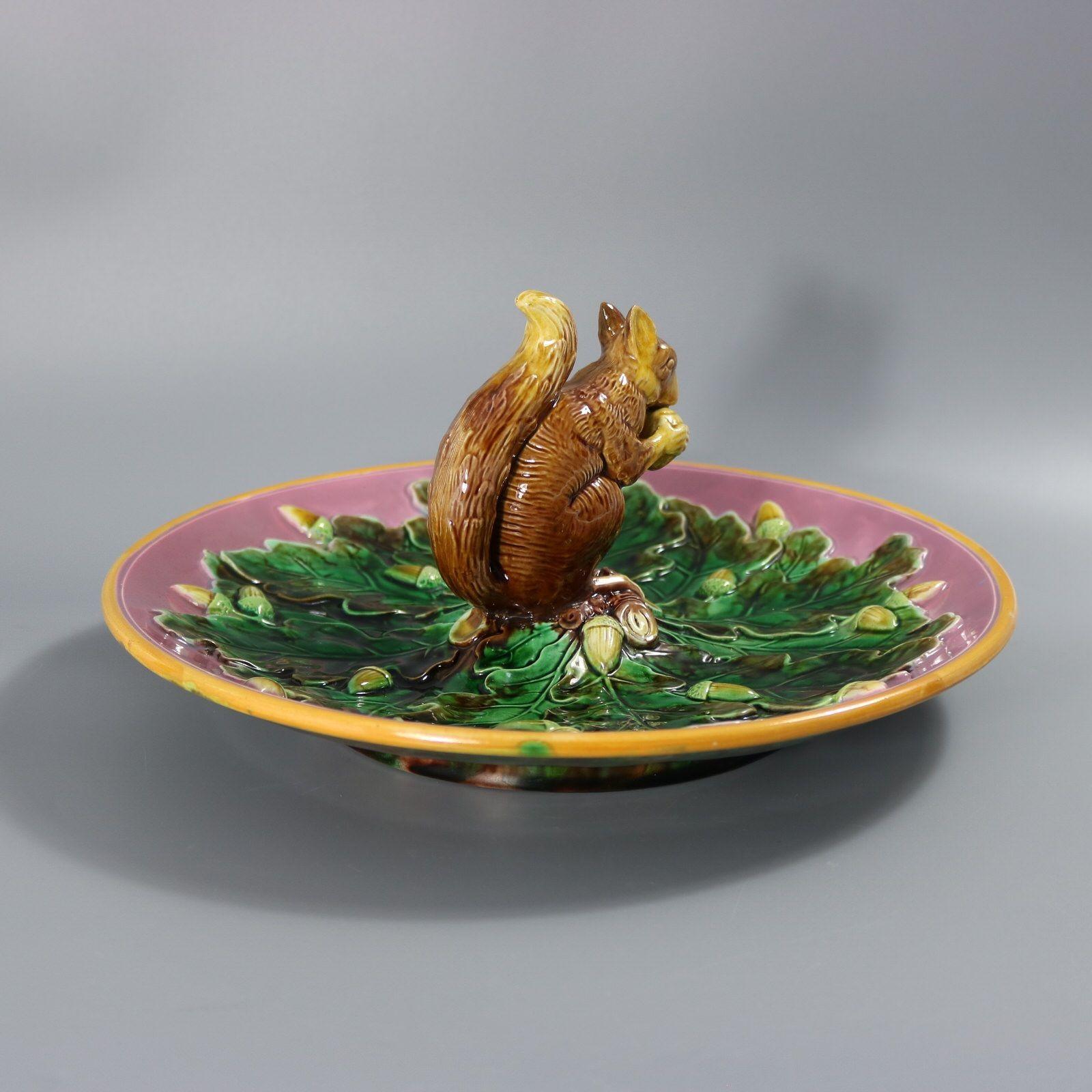 Raro piatto circolare in maiolica con scoiattolo di George Jones in vendita 2