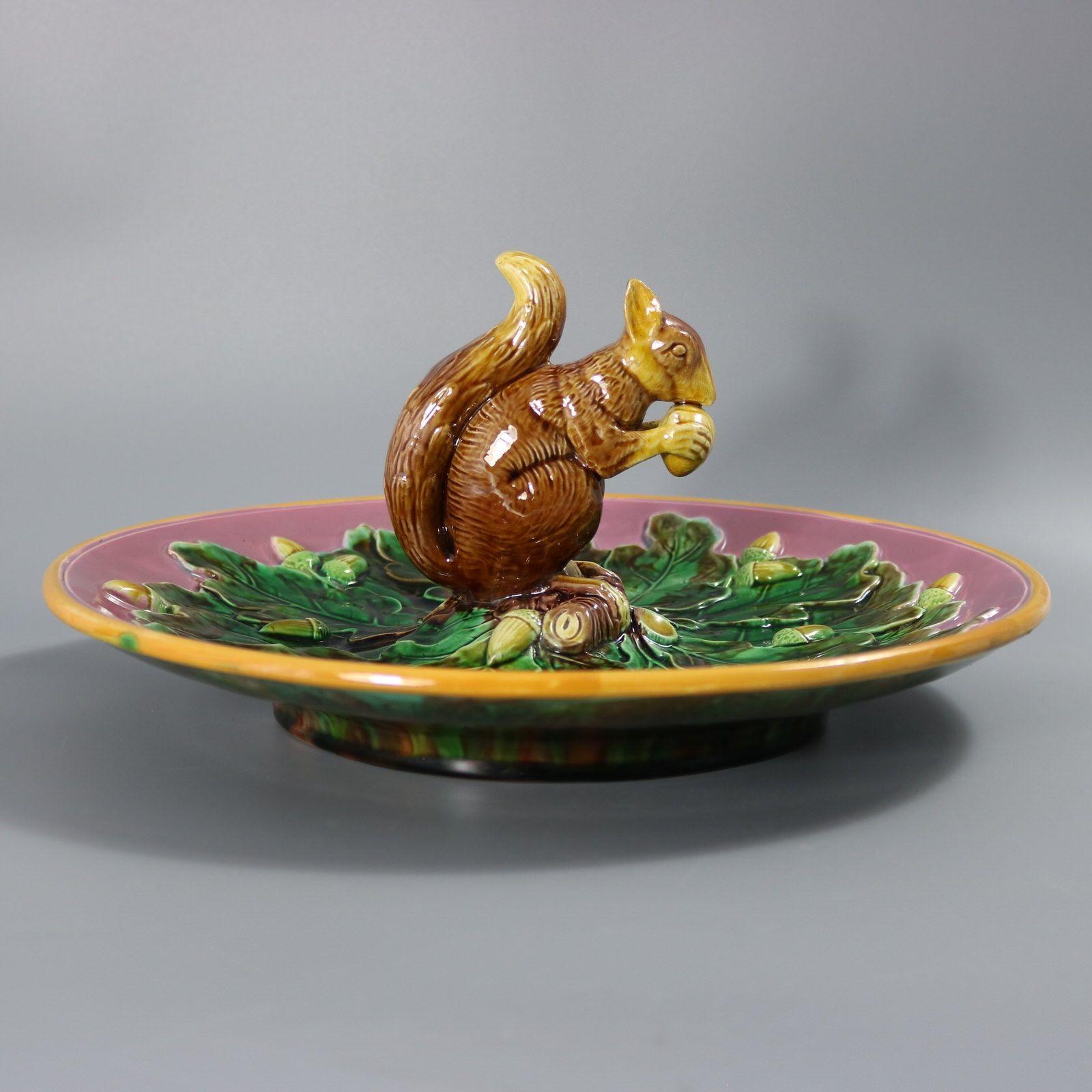 Raro piatto circolare in maiolica con scoiattolo di George Jones in vendita 3