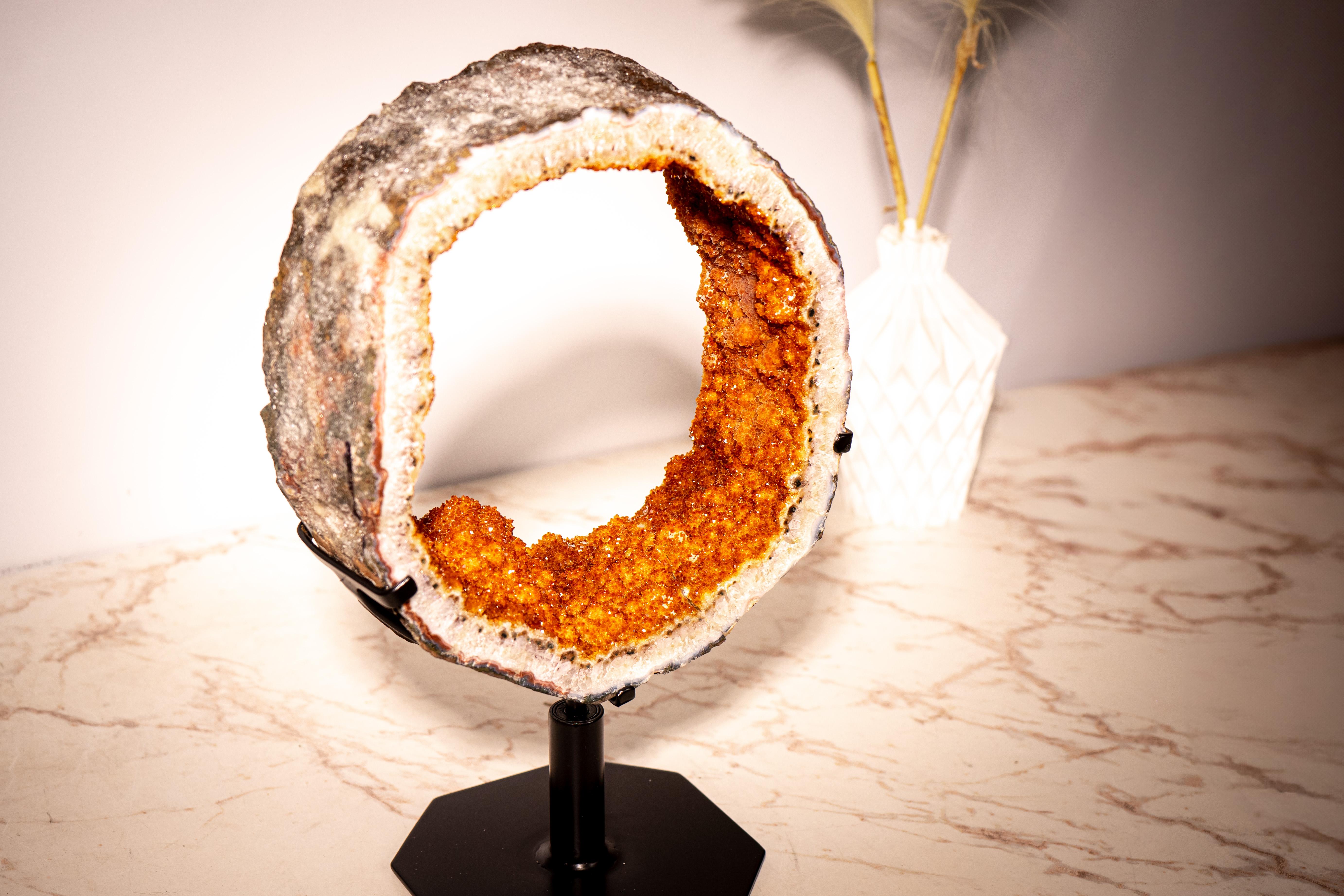 Rodaja de Portal de Geoda de Citrino con una Formación Rara, Citrino Naranja Galaxia Madeira sobre Soporte Giratorio

▫️ Descripción

Una rara Rodaja Portal de Geoda de Citrino con una estética magnífica y una formación de primera clase, este