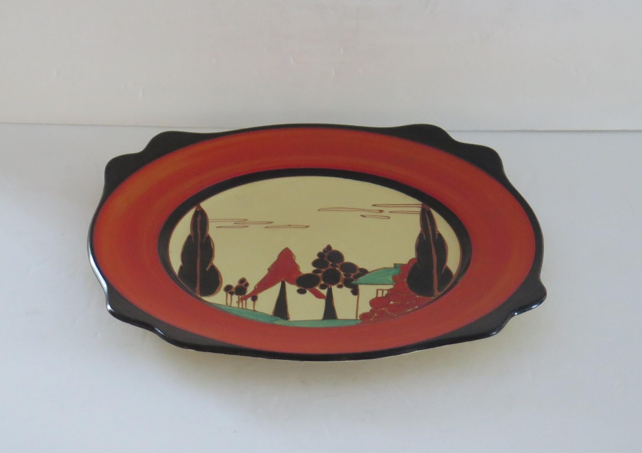 Art déco Grande assiette Clarice Cliff en arbres rouges et motif fantaisie de maison, vers 1930 en vente
